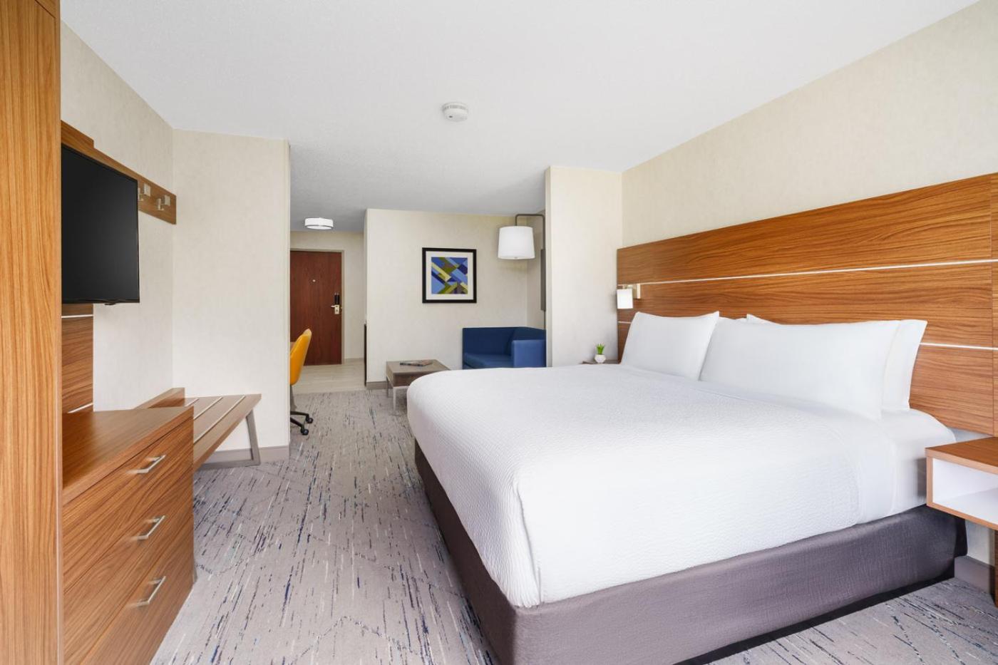 Standard King Room with Sofa Bed - Non-Smoking - Photo 5
