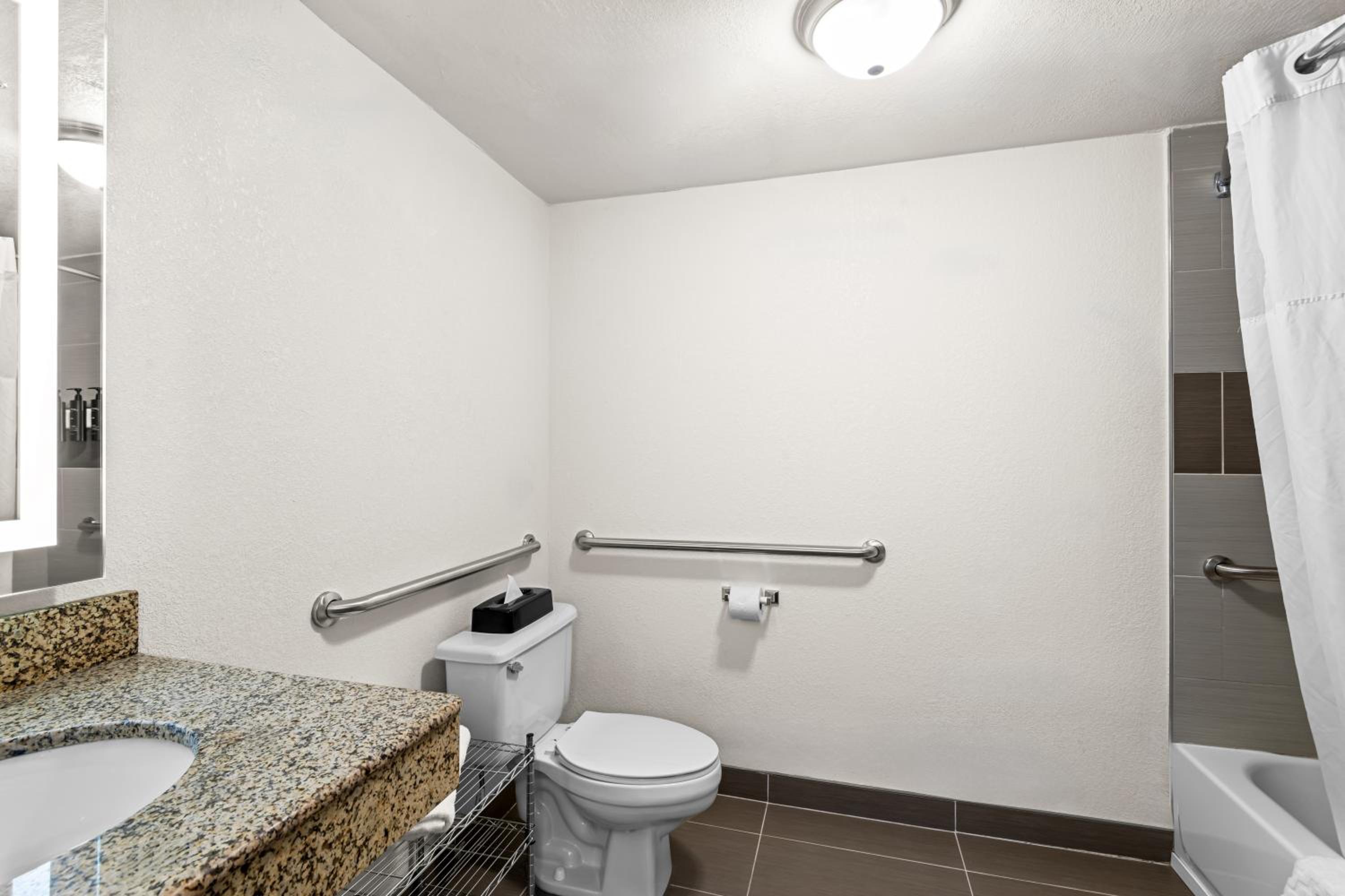 King Room with Roll-In Shower - Disability Access/Non Smoking photo 3