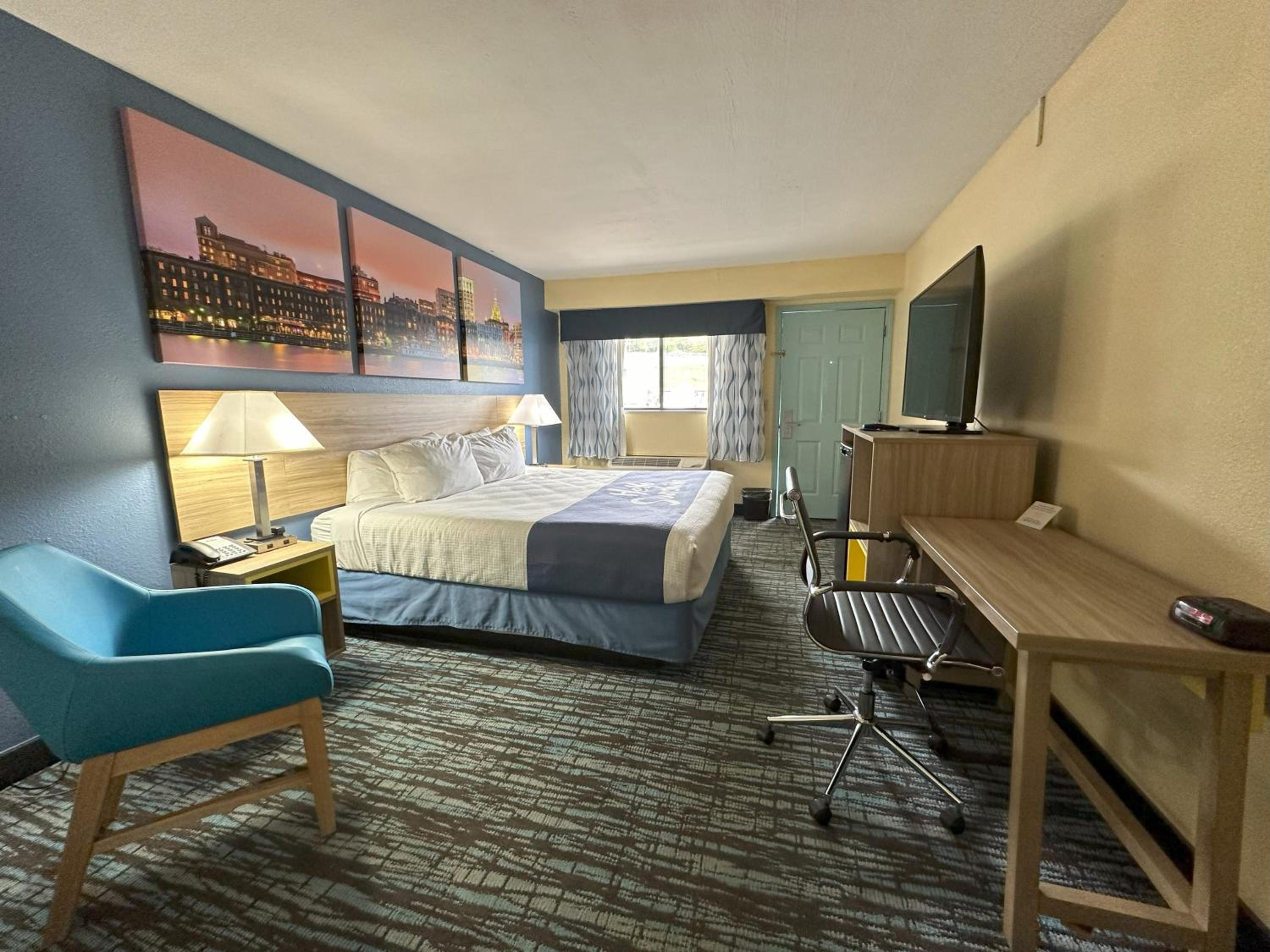 1 King Bed, First Floor, Non-Smoking - Photo 1