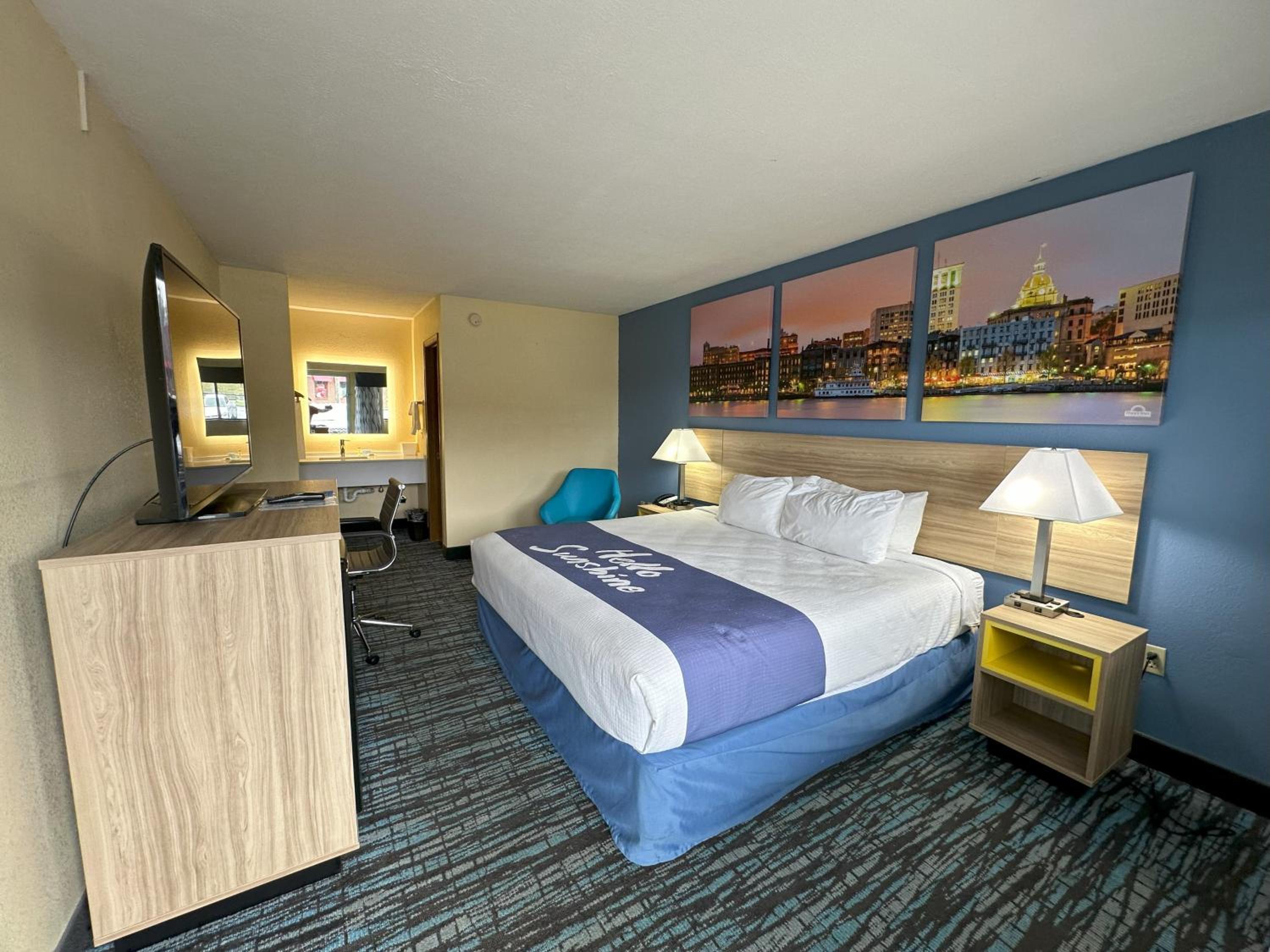 1 King Bed, First Floor, Non-Smoking - Photo 4