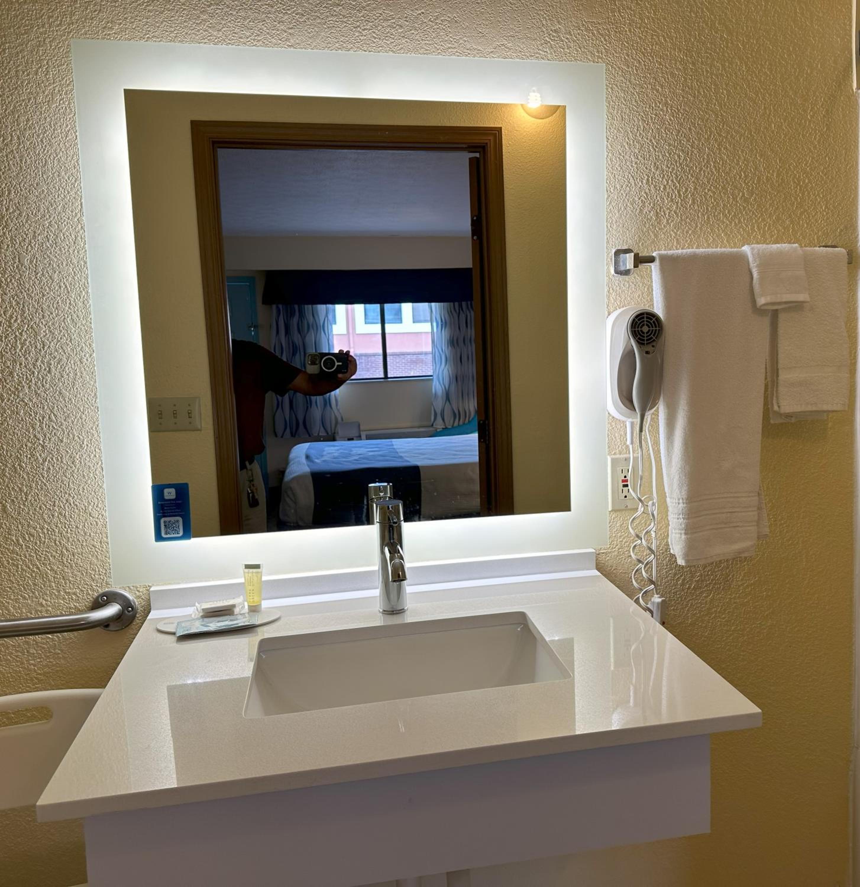 1 King Bed, Accessible Room, First Floor Non-Smoking - Photo 3