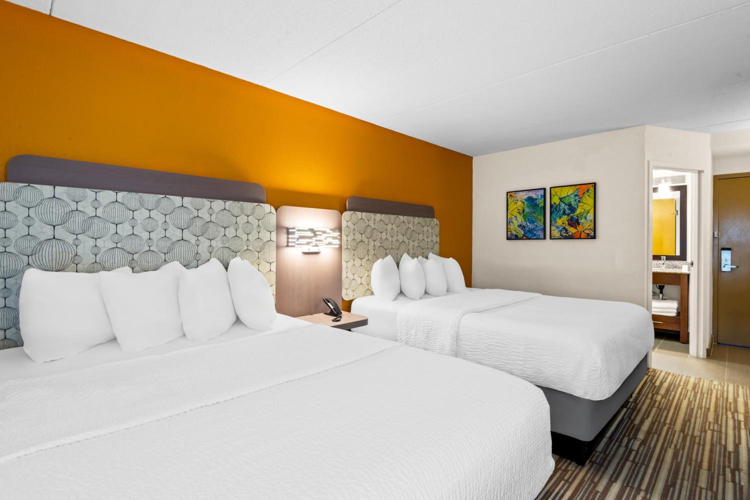 Quadruple Room with Two Queen Beds - Non Smoking photo 1
