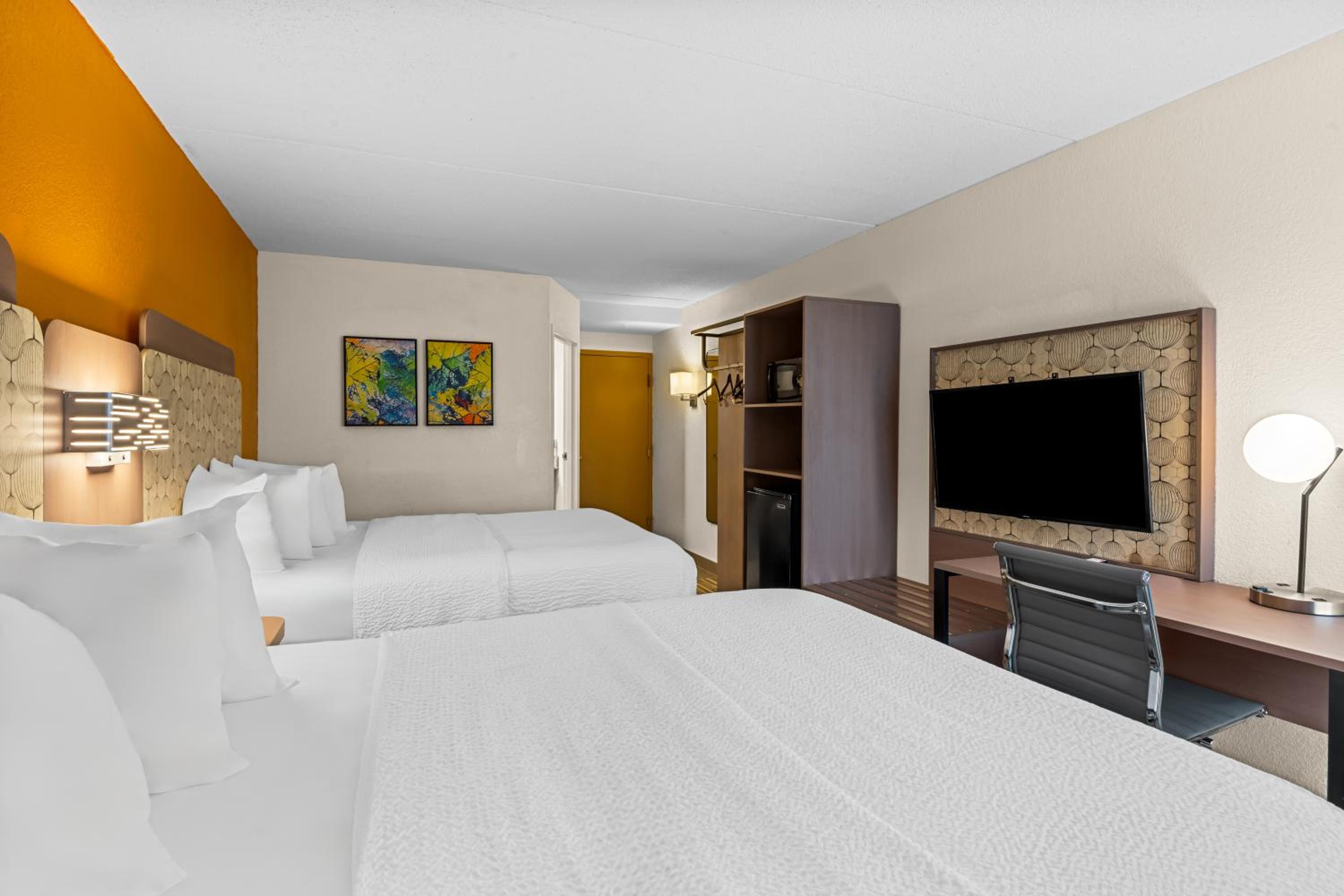 Quadruple Room with Two Queen Beds - Non Smoking photo 2