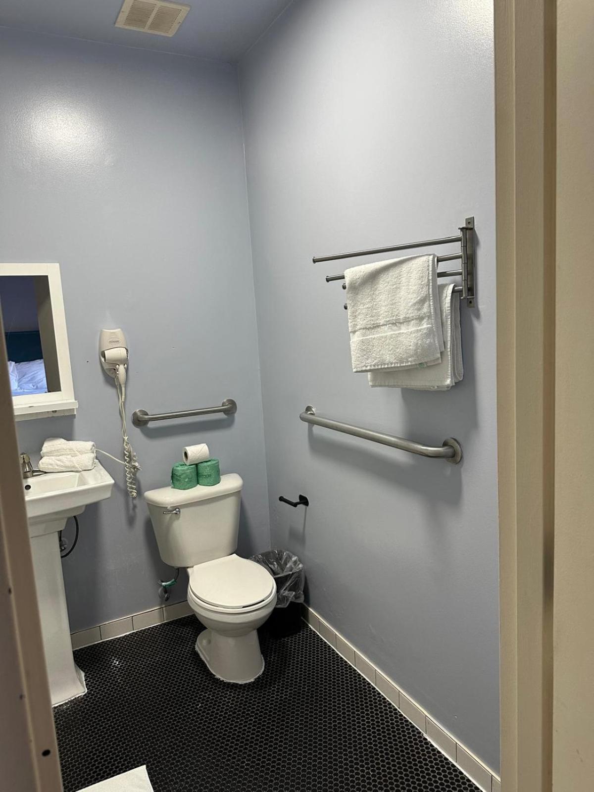 Queen Room - Disability Access - Photo 4