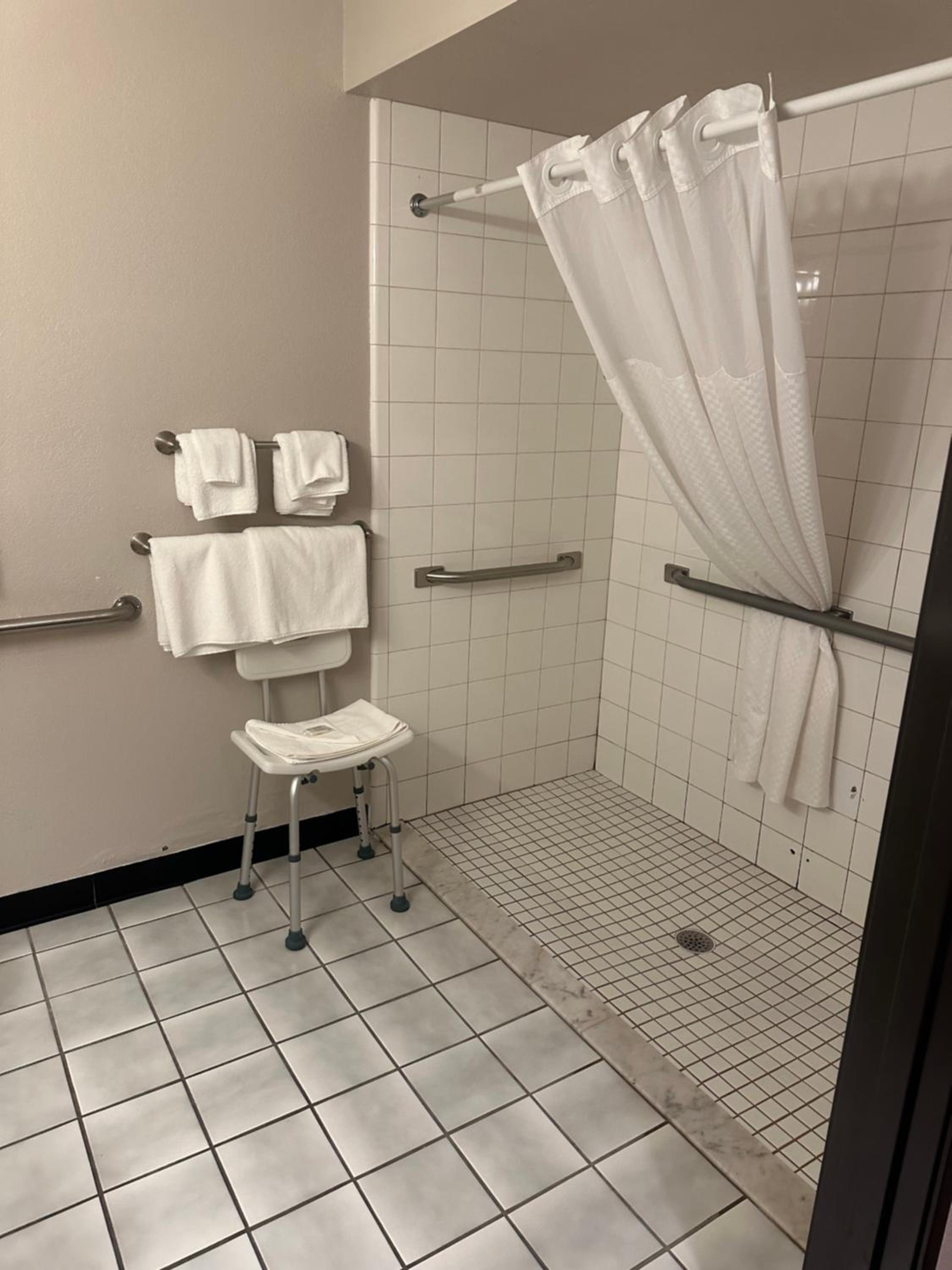 King Room - Mobility Access/Non-Smoking - Photo 3