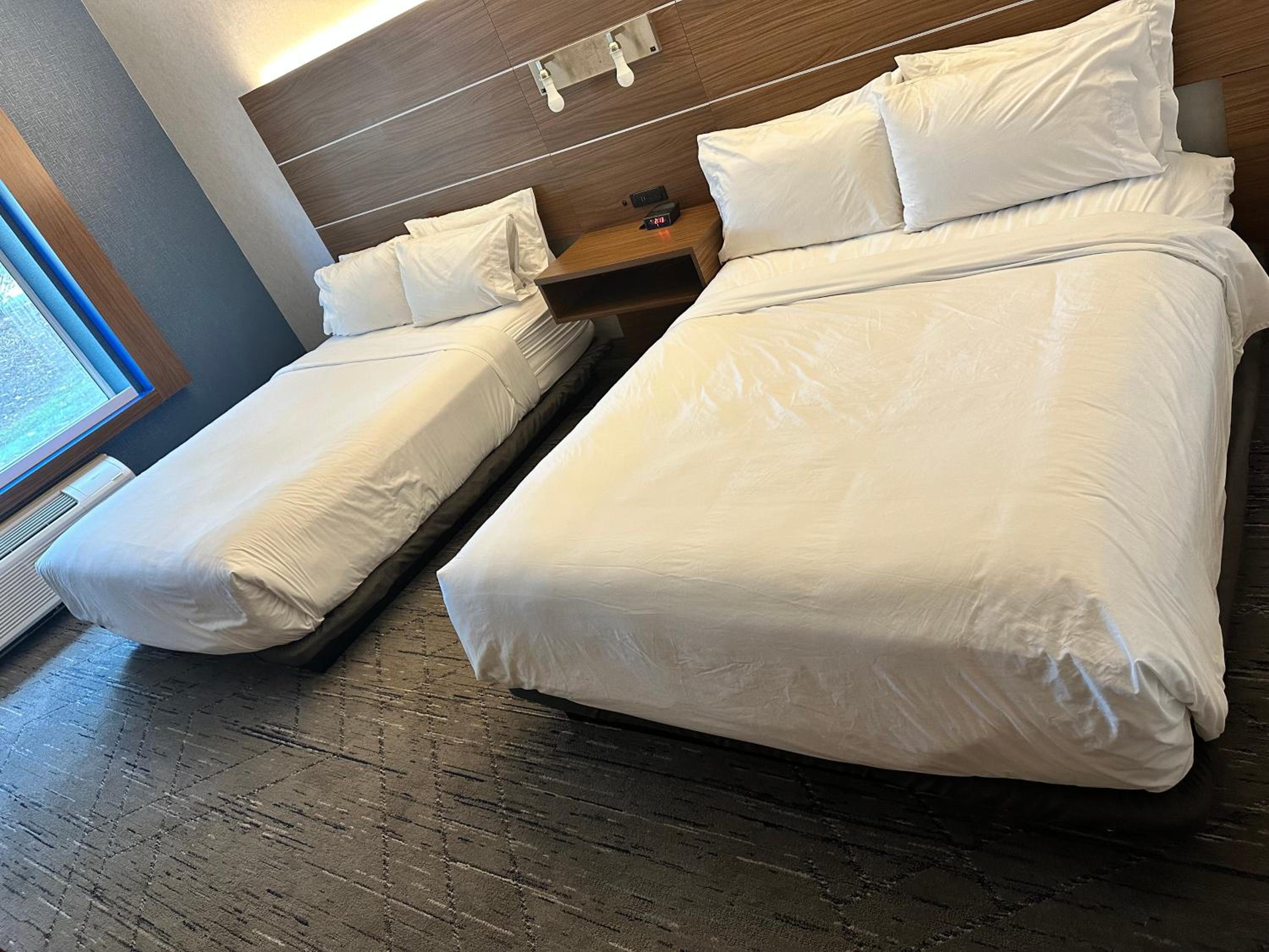 Standard Queen Room with Two Queen Beds and Mobility Accessible Tub - Photo 2