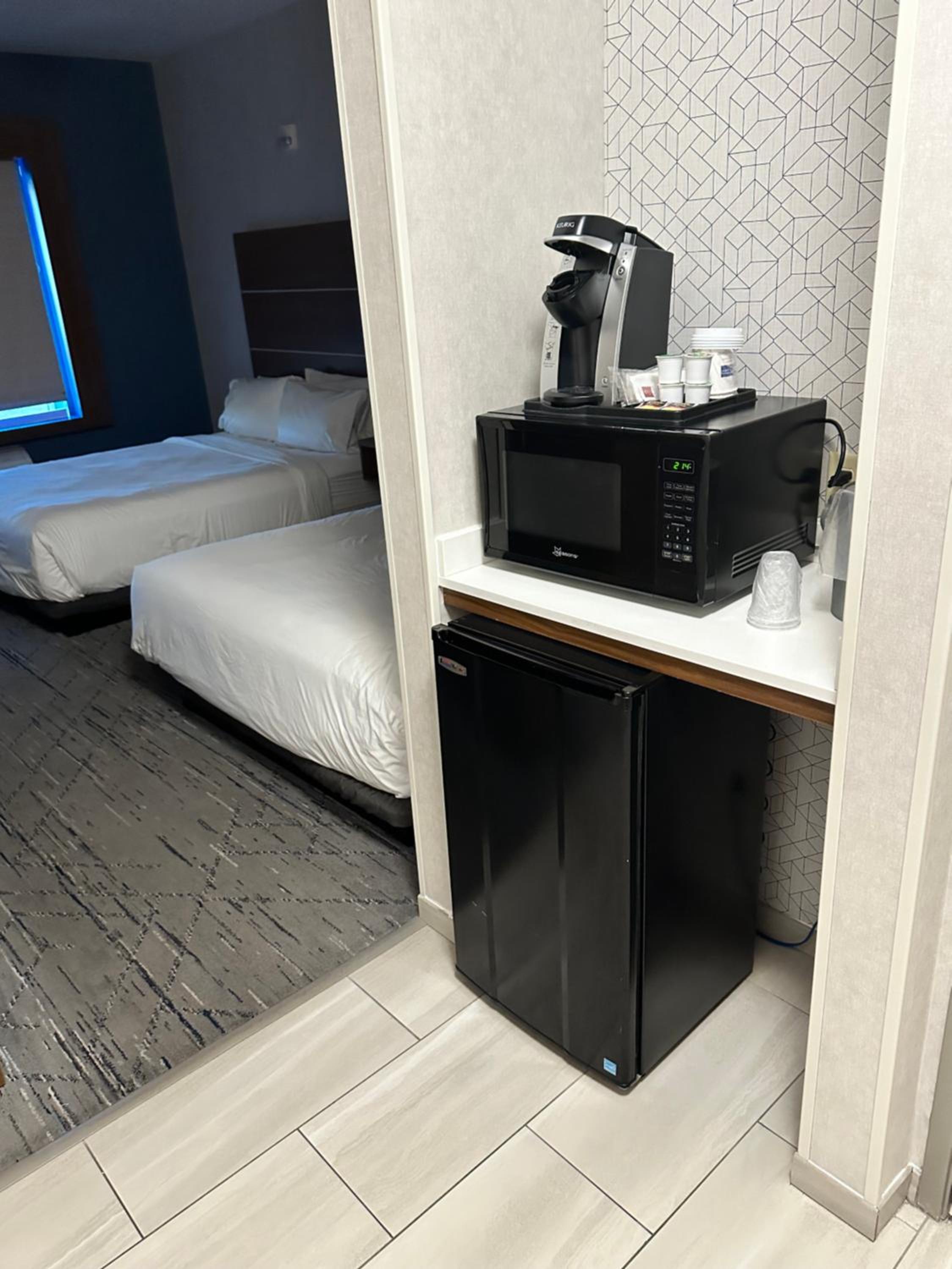 Standard Queen Room with Two Queen Beds and Mobility Accessible Tub - Photo 3