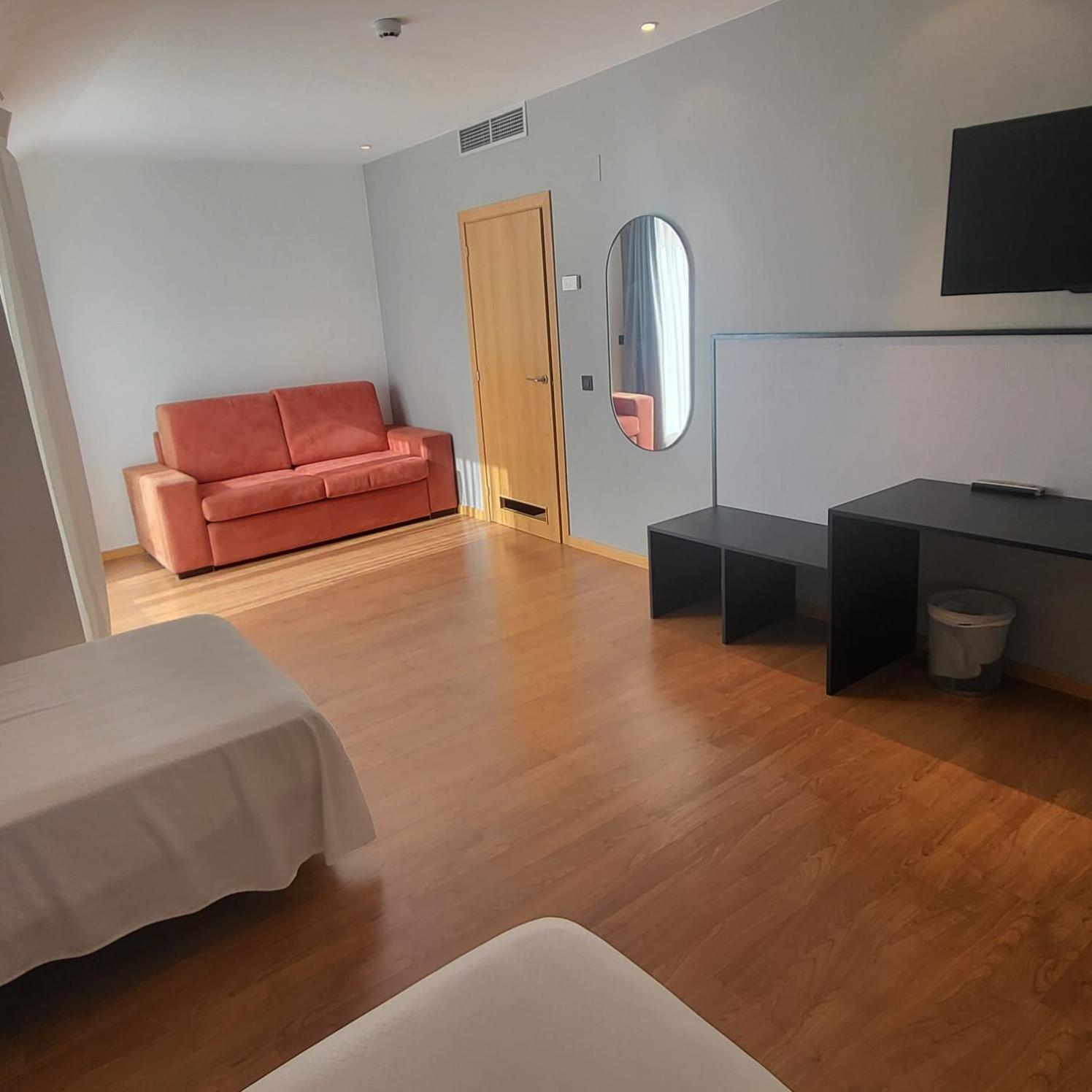 Family Room (2 Adults + 2 Children) - Photo 1