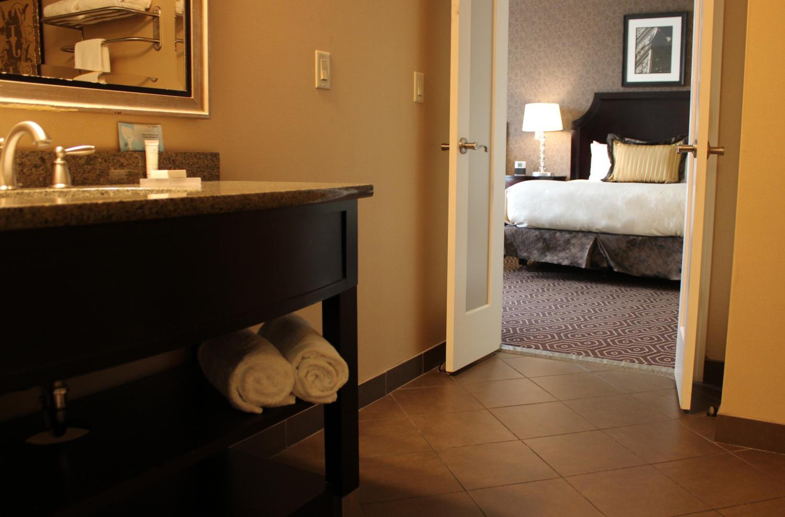 Queen Room with Two Queen Beds - Photo 3
