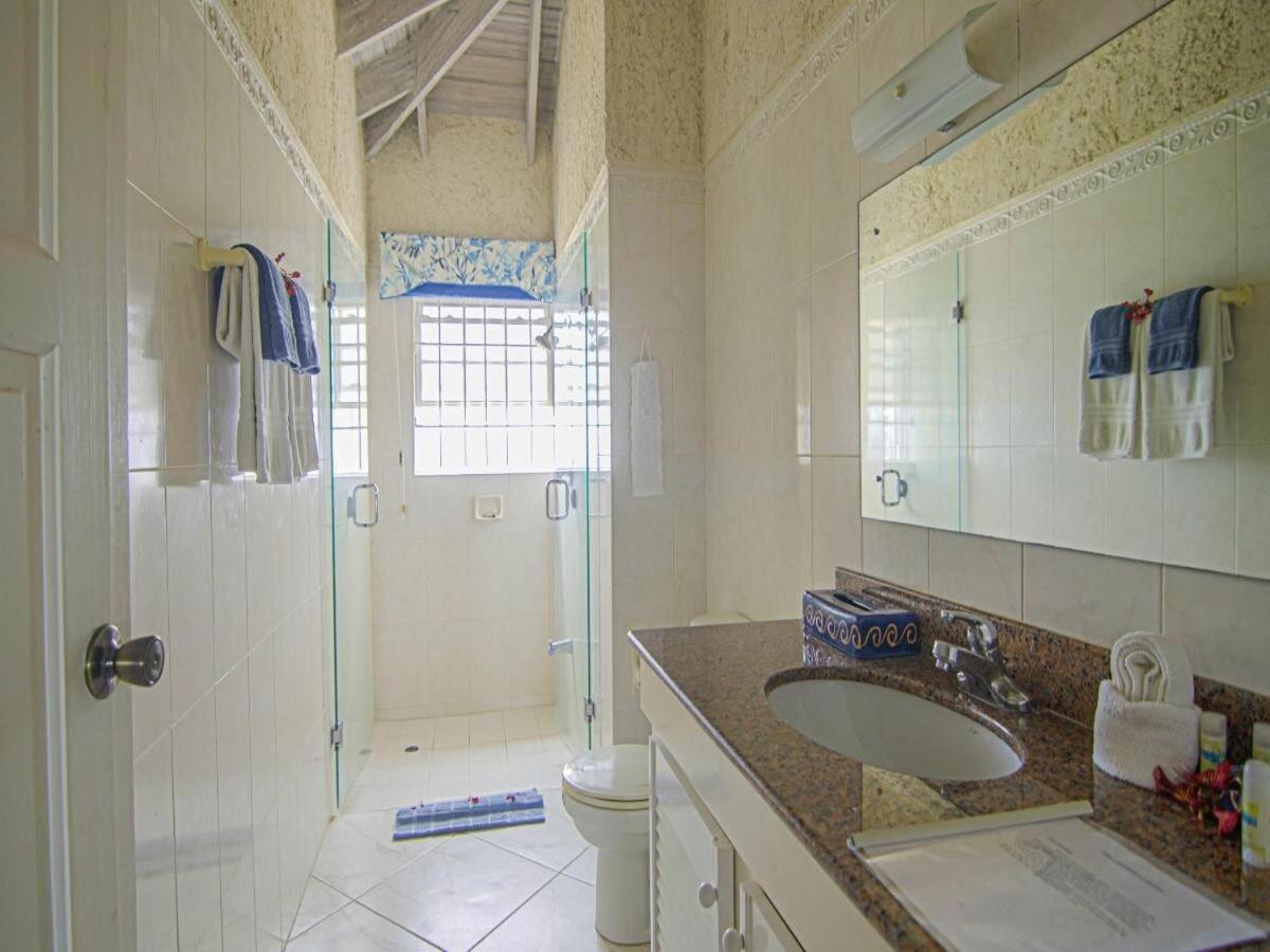 Five-Bedroom Villa photo 2