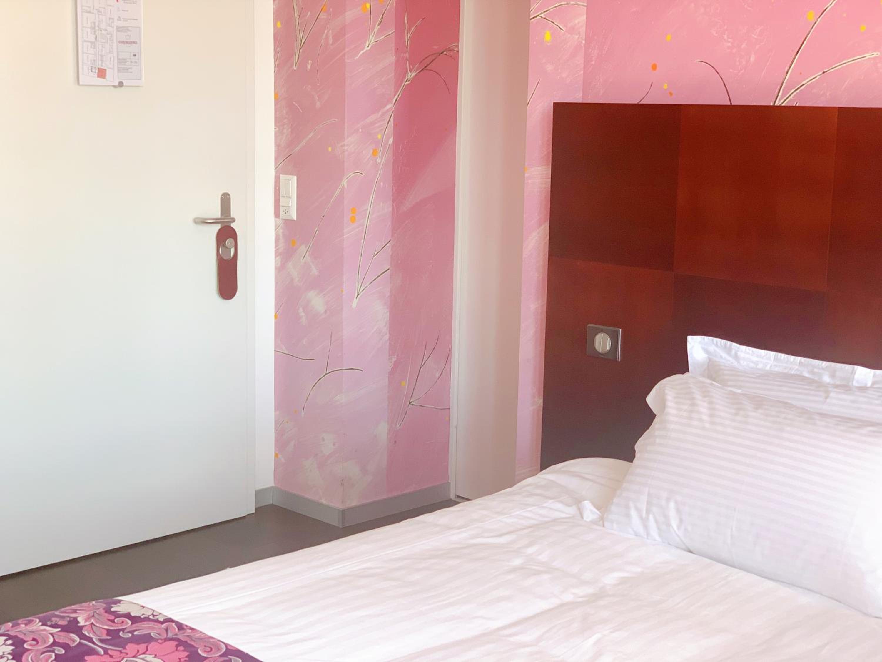 King Room with Balcony - Photo 4