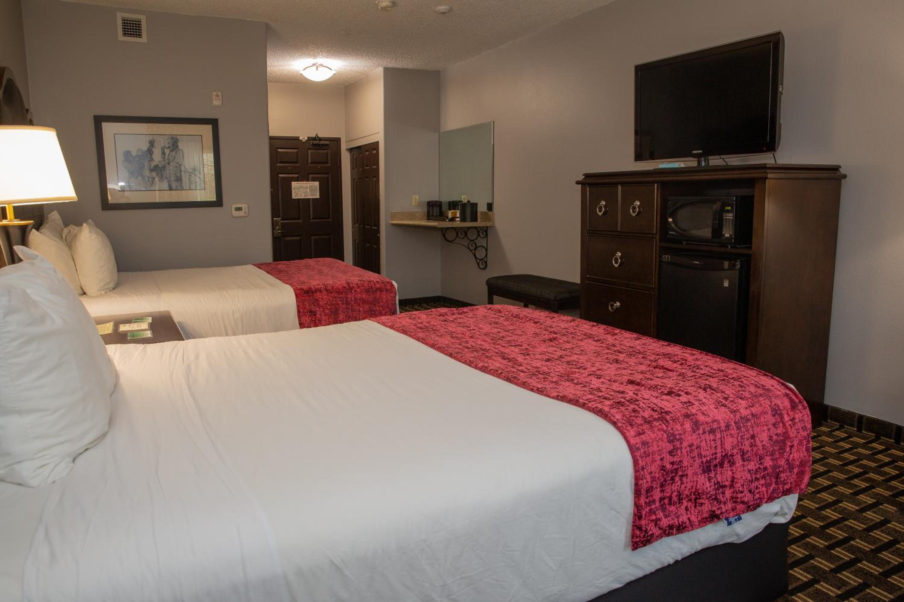 Queen Room with Two Queen Beds - Non-Smoking - Photo 3