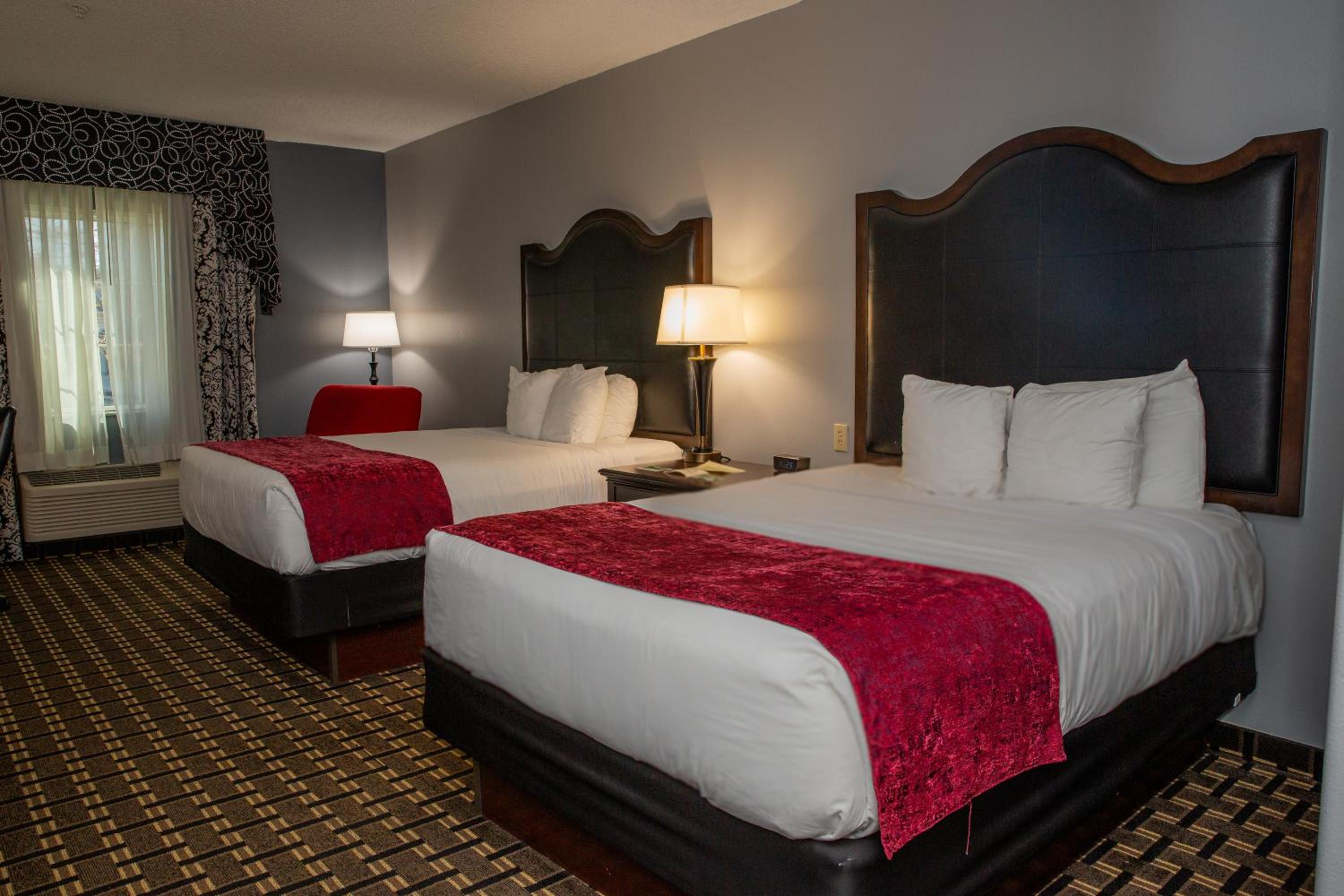 Queen Room with Two Queen Beds - Non-Smoking - Photo 2