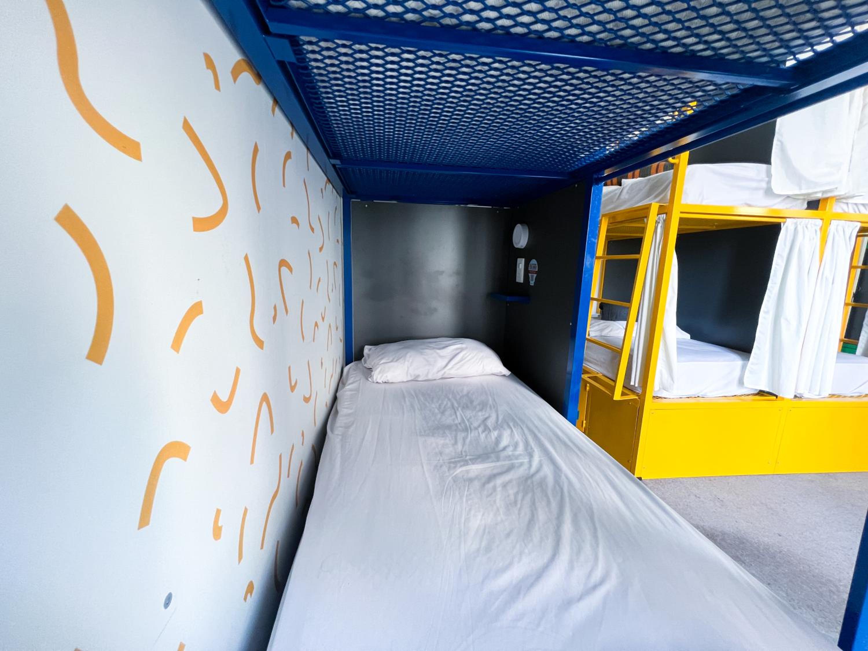 10-Bed Mixed Dormitory Room photo 3