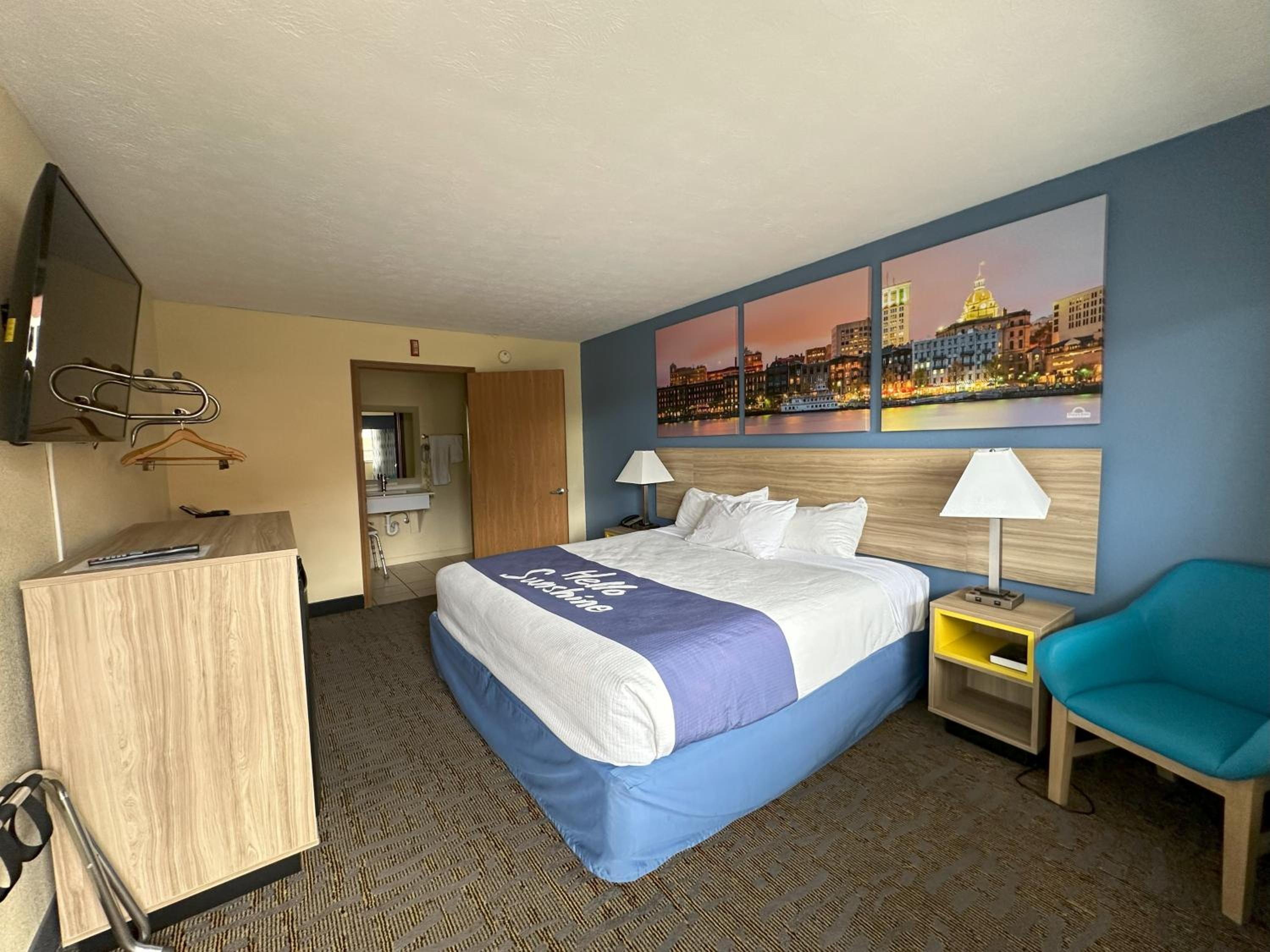 1 King Bed, Accessible Room, First Floor Non-Smoking - Photo 1