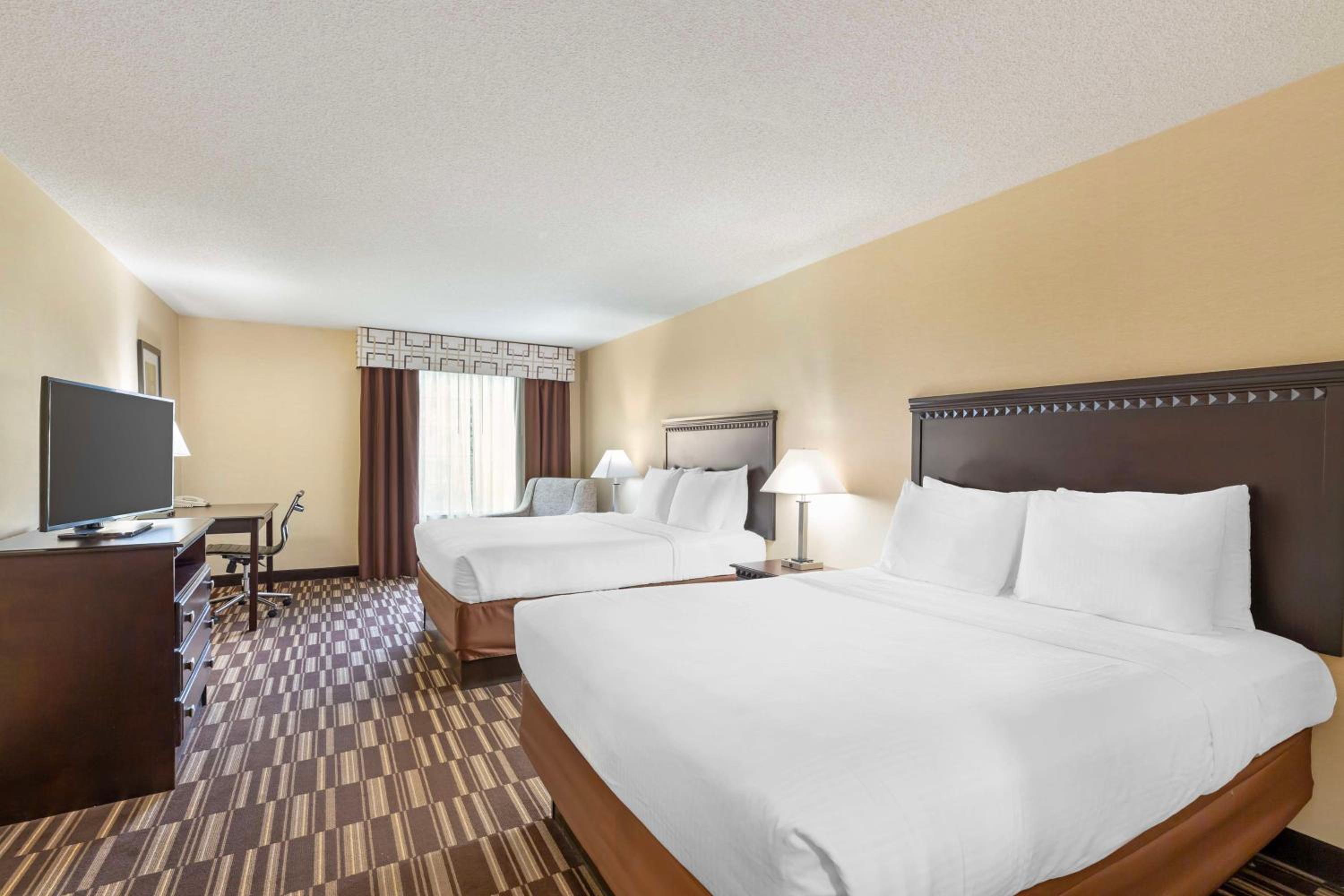 Queen Room with Two Queen Beds - Non-Smoking photo 1