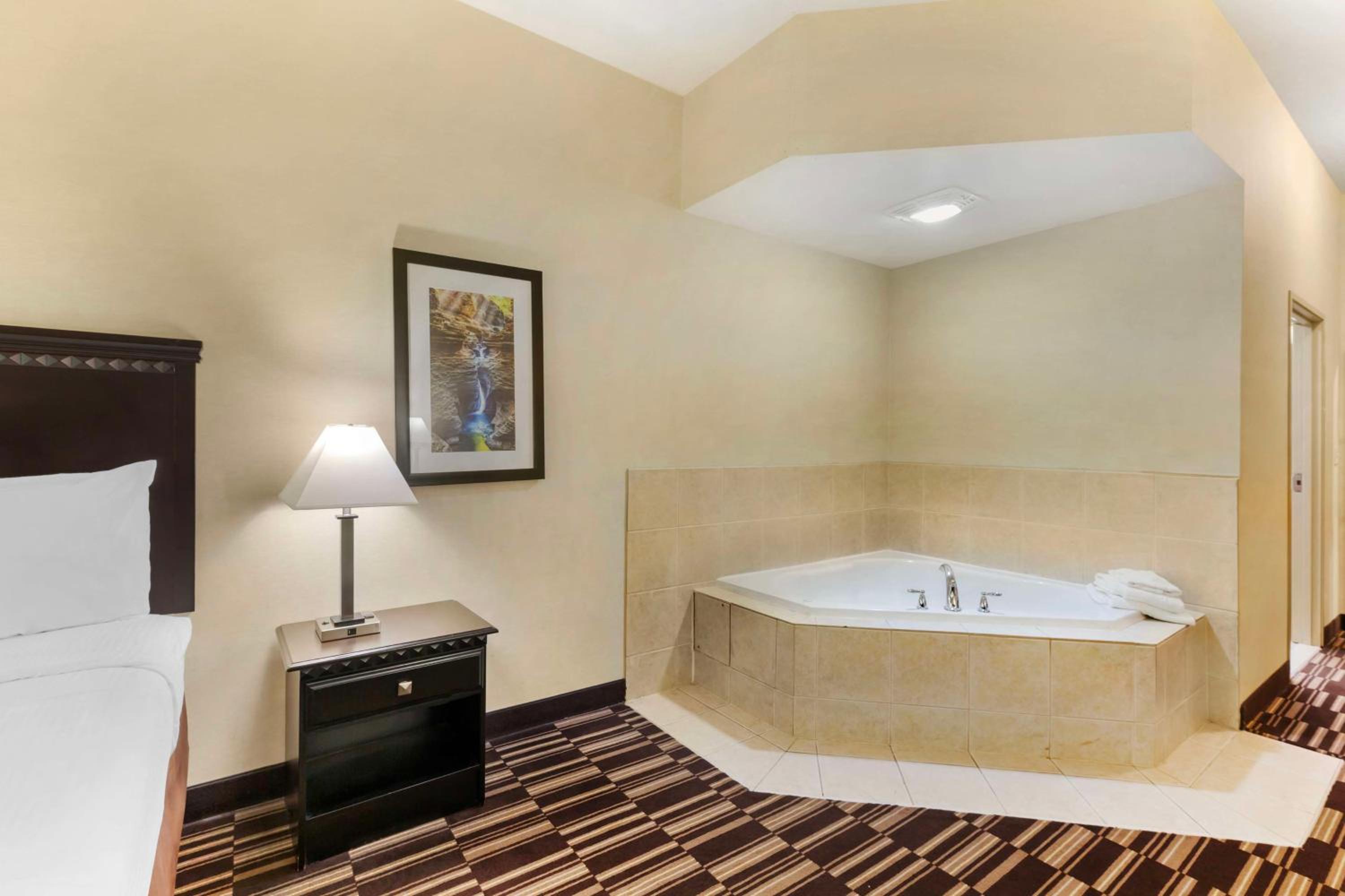 King Room with Spa Bath - Non-Smoking photo 2