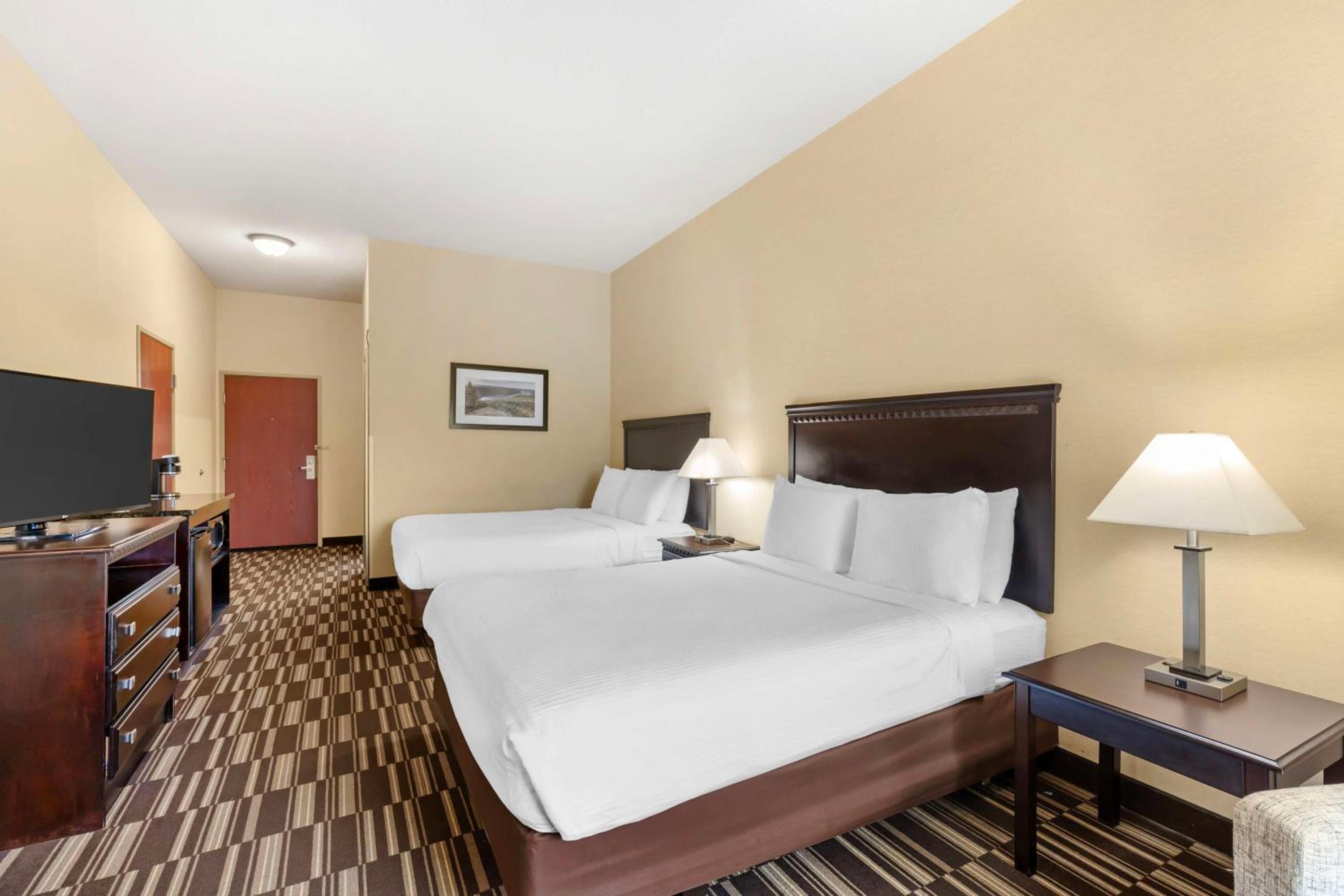 Queen Room with Two Queen Beds with Roll-In Shower - Mobility Access photo 3