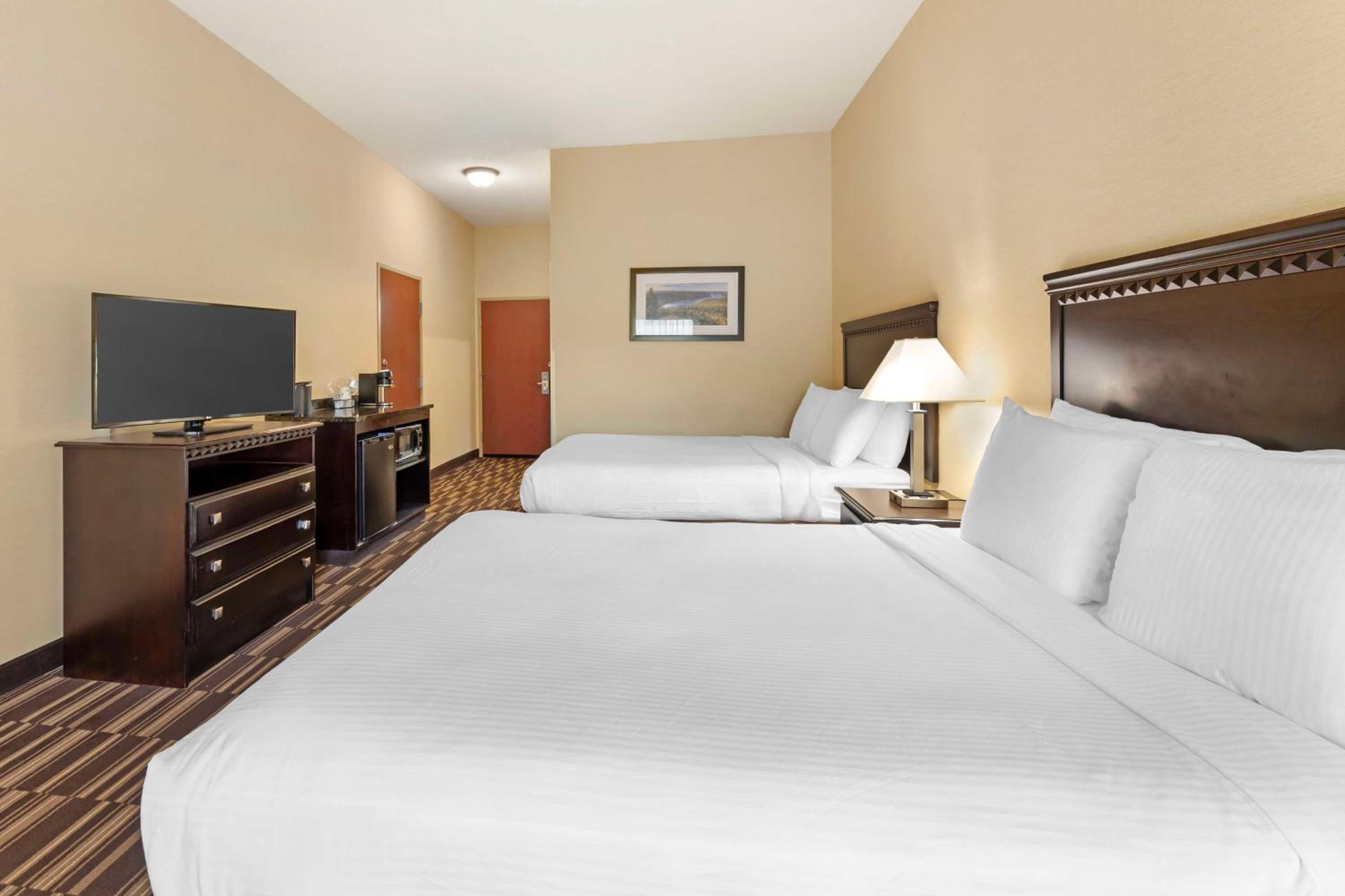 Queen Room with Two Queen Beds - Disability Access/Bath Tub photo 3