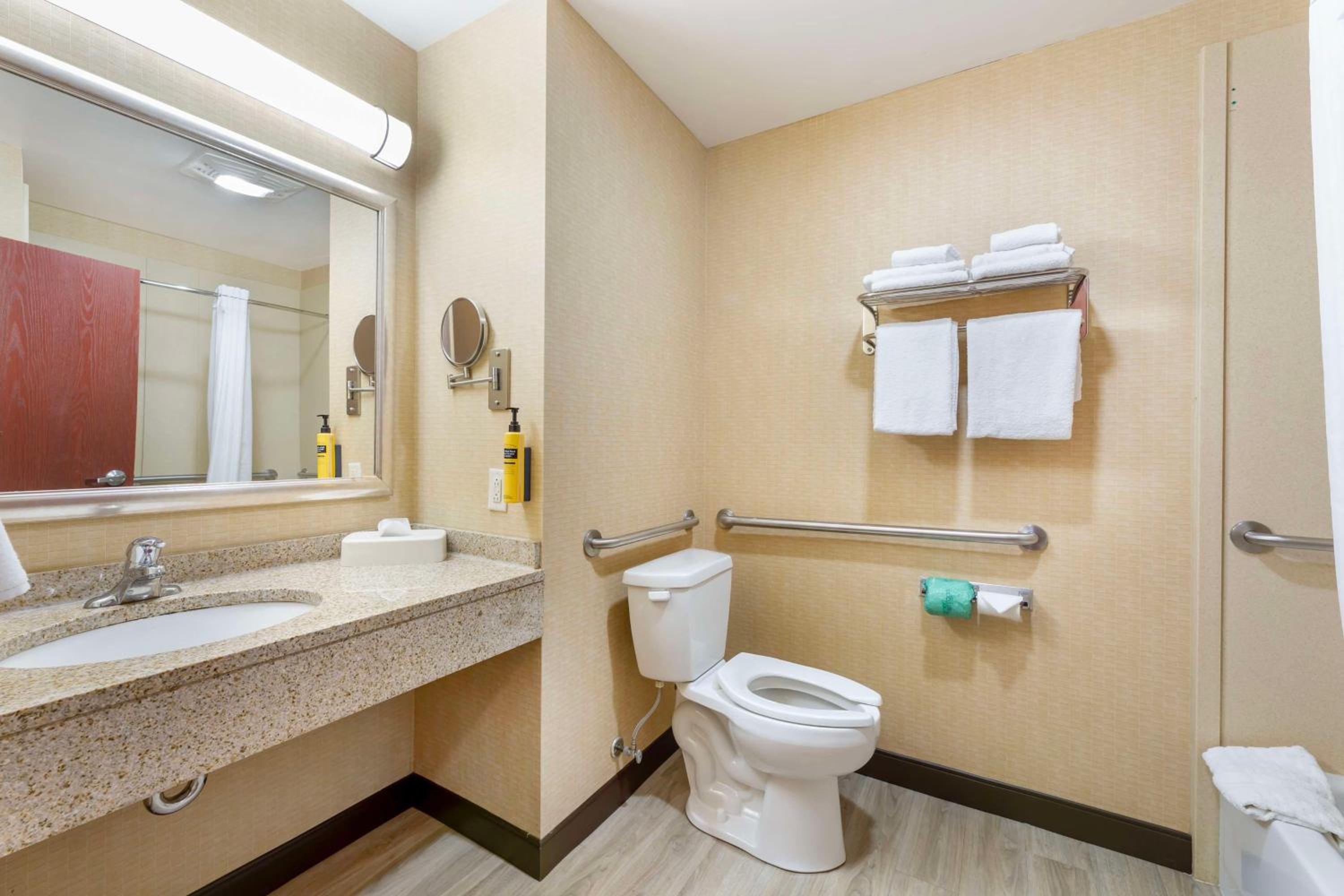 Queen Room with Two Queen Beds - Disability Access/Bath Tub photo 2
