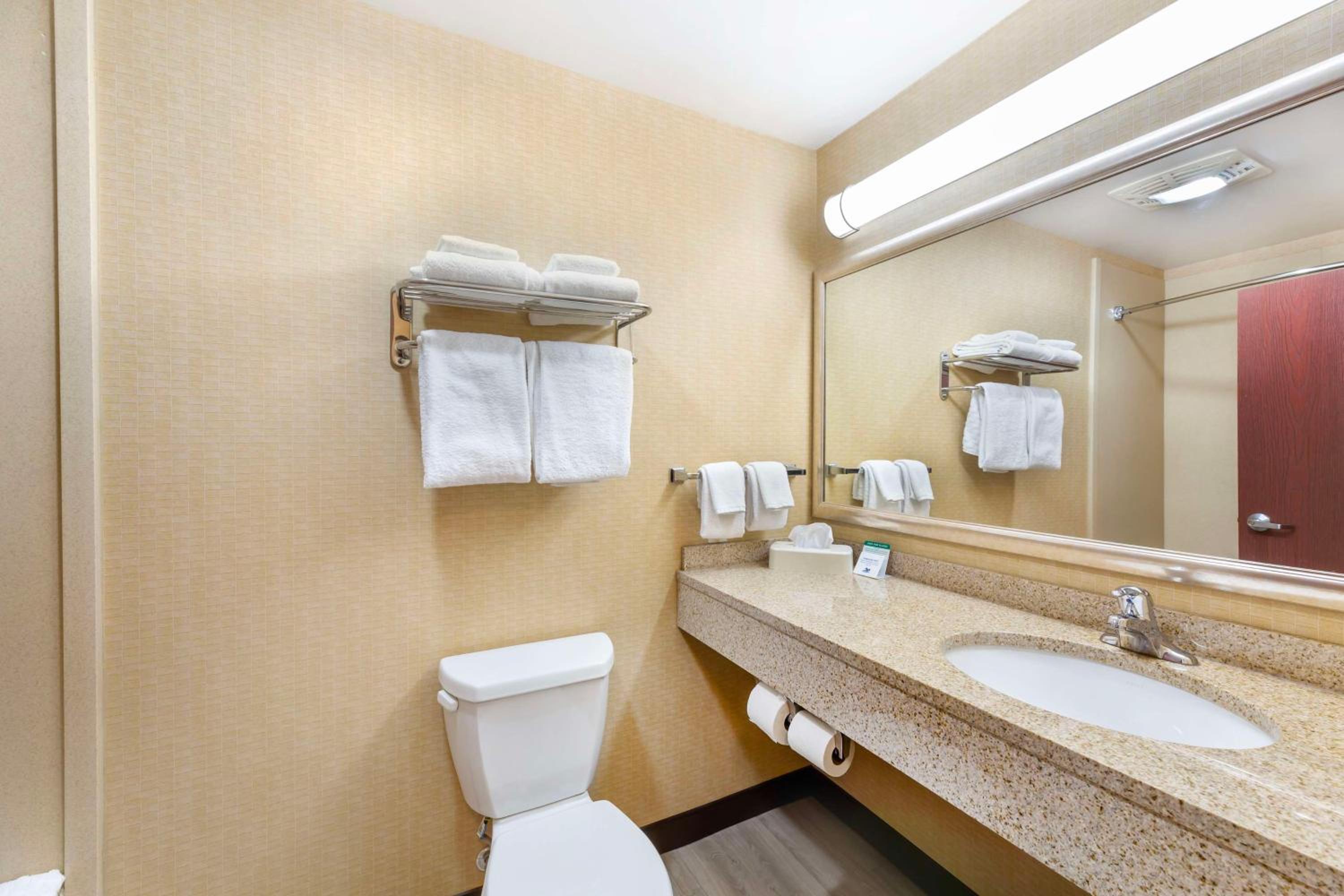 Queen Room with Two Queen Beds - Non-Smoking photo 3