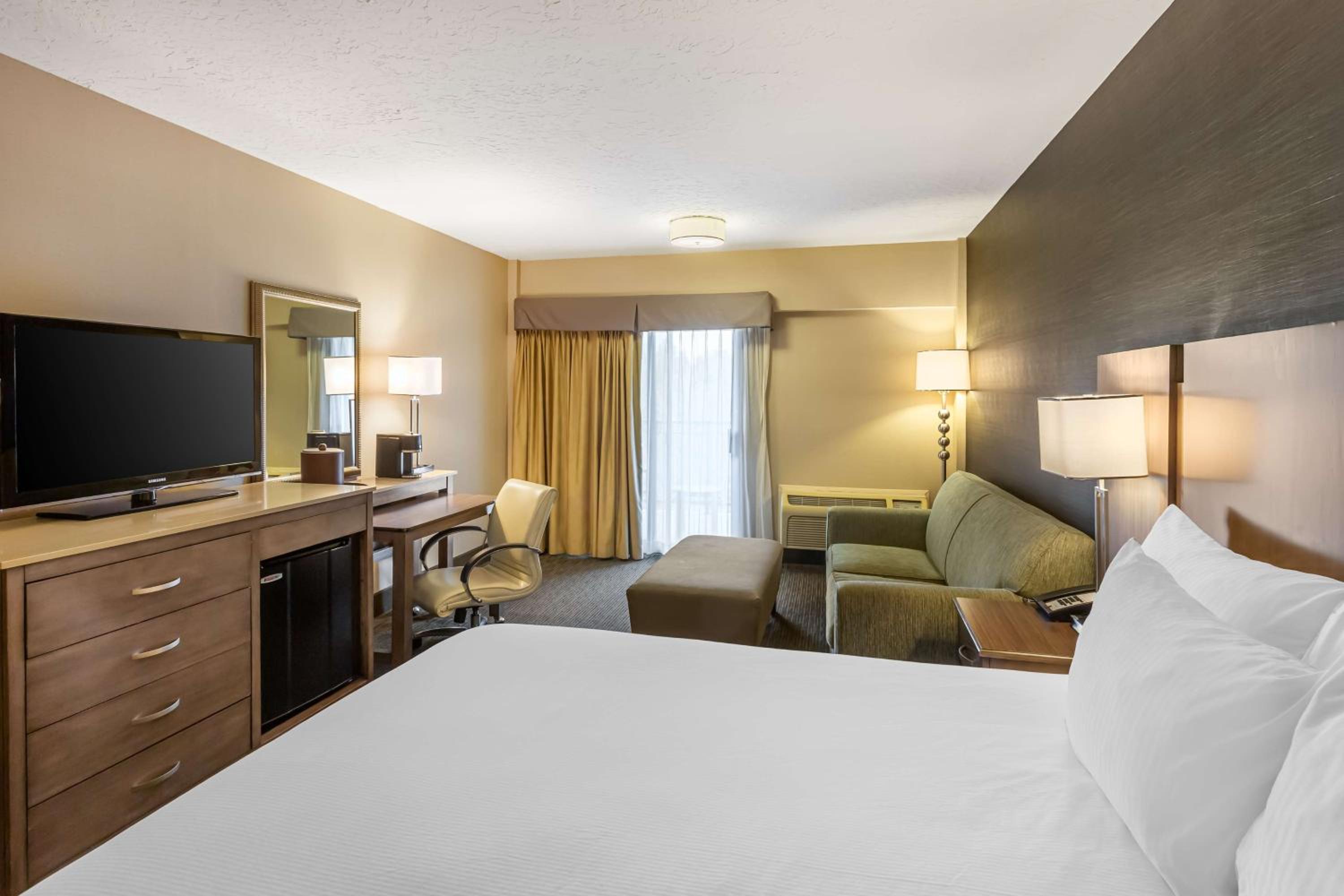 King Room with Balcony - Non-Smoking - Photo 3