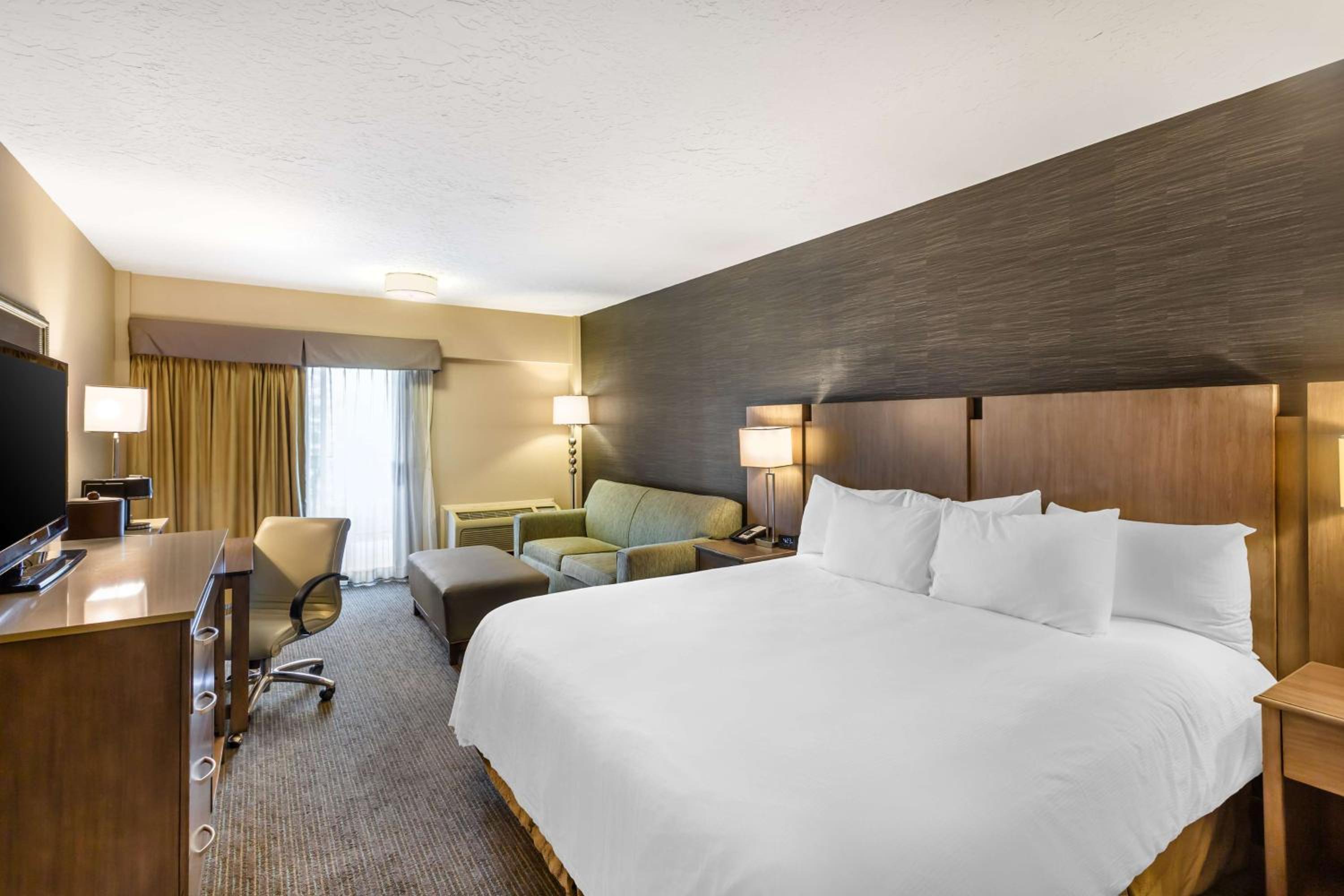 King Room with Balcony - Non-Smoking - Photo 2