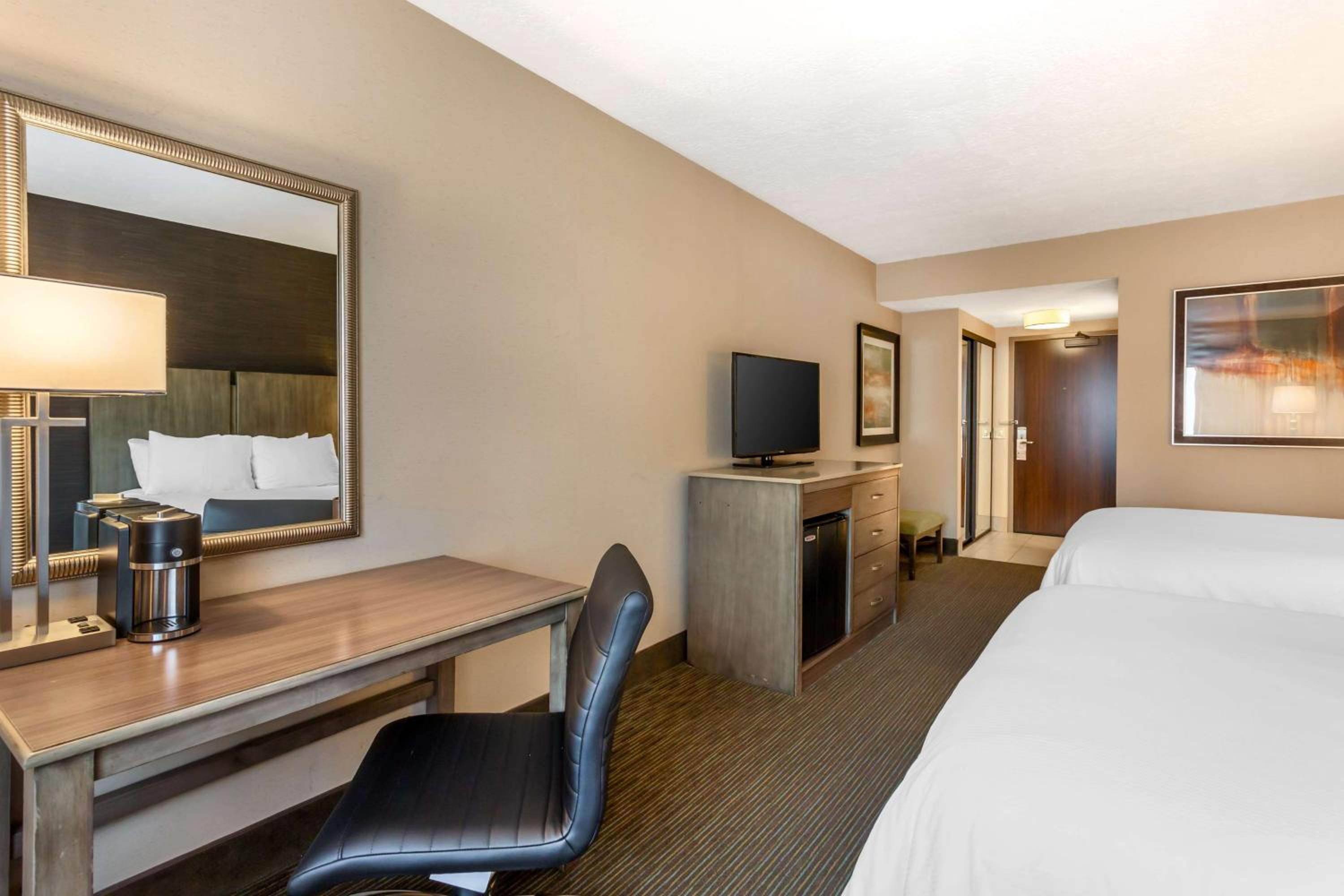 Queen Room with Two Queen Beds and Balcony - Non-Smoking - Photo 3