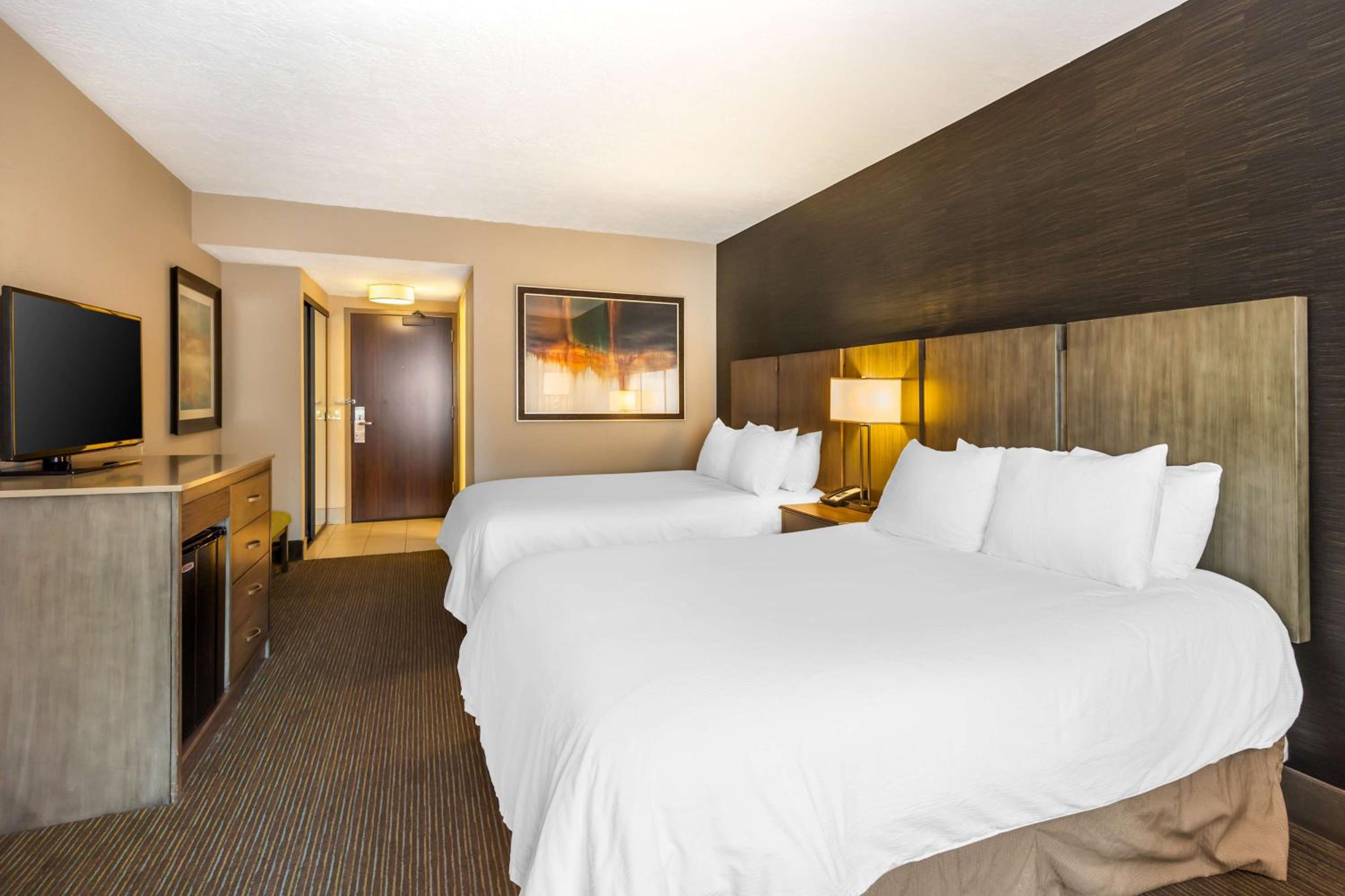 Queen Room with Two Queen Beds and Balcony - Non-Smoking - Photo 1