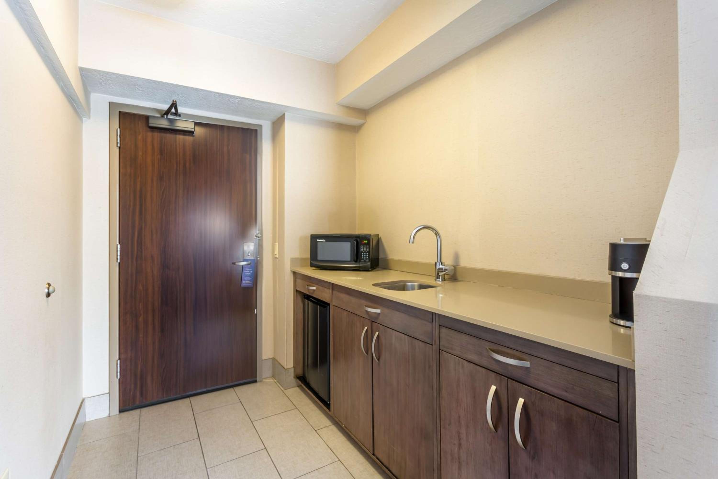 King Suite with Bath Tub, Living Room and Wet Bar - Disability/Non-Smoking - Photo 4