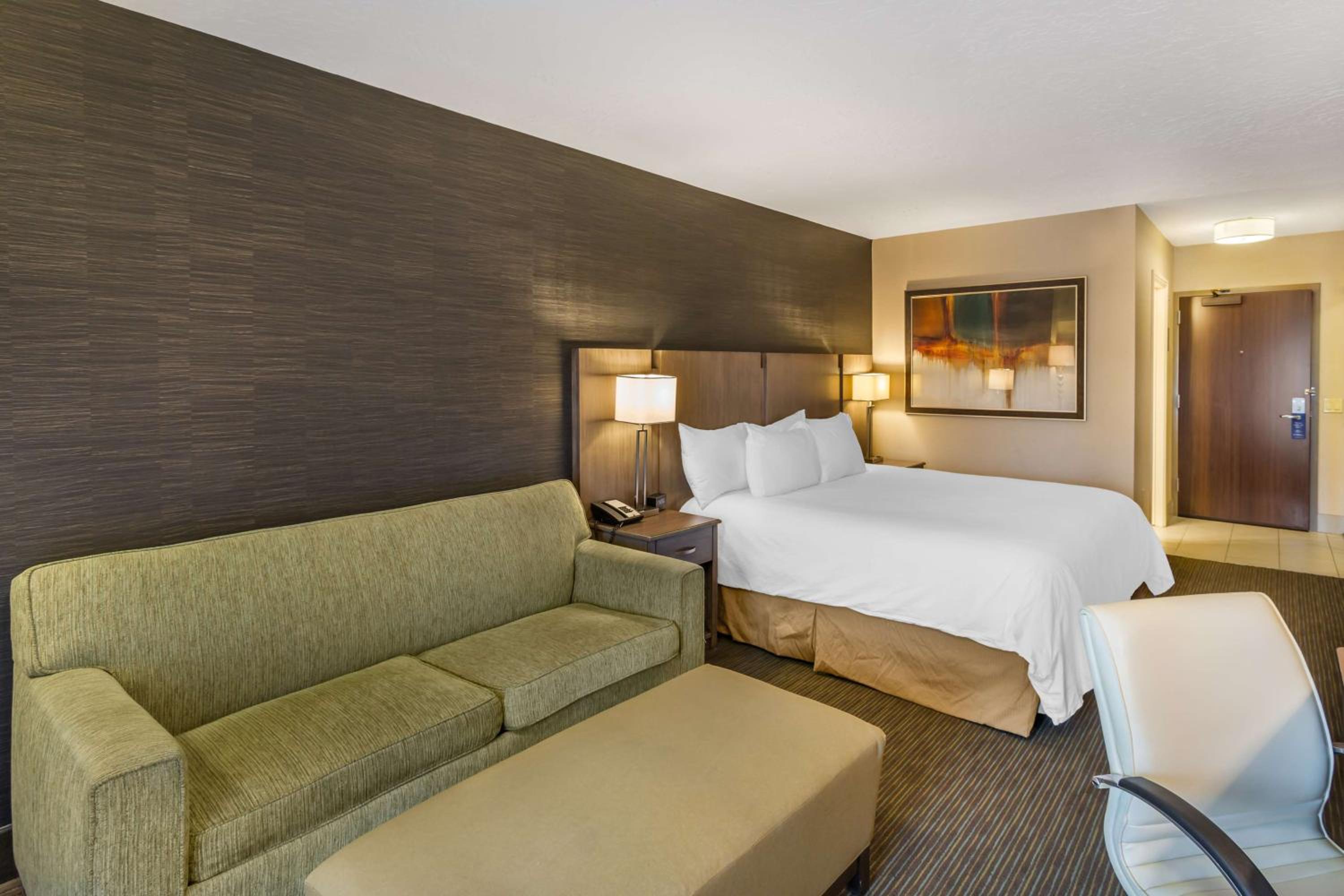 King Room with Roll-in Shower - Disability Access/Non-Smoking - Photo 1