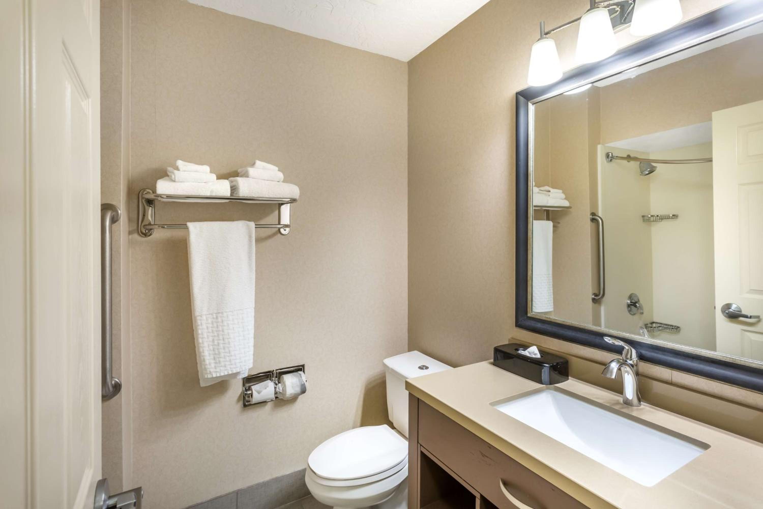 Queen Room with Two Queen Beds - Disability Access - Photo 4