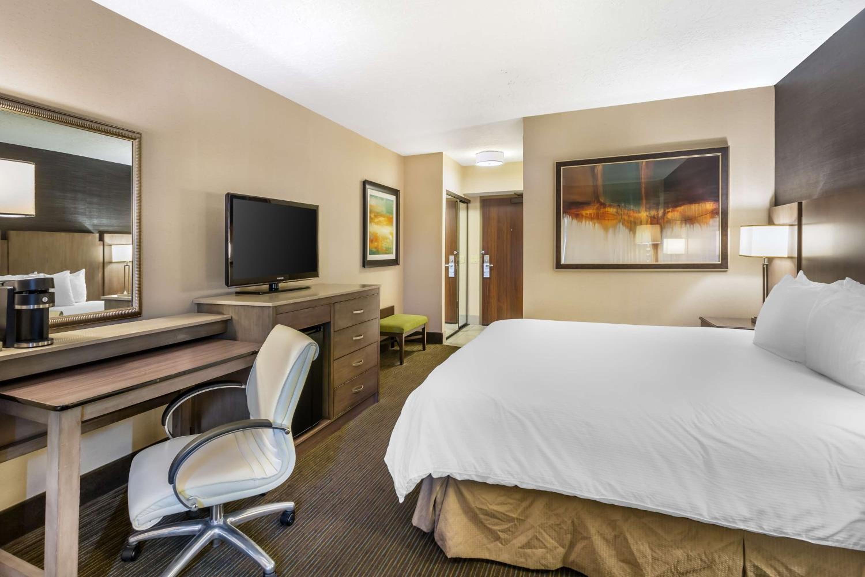 King Room with Sofa Bed and Roll-In Shower - Disability Access - Photo 2