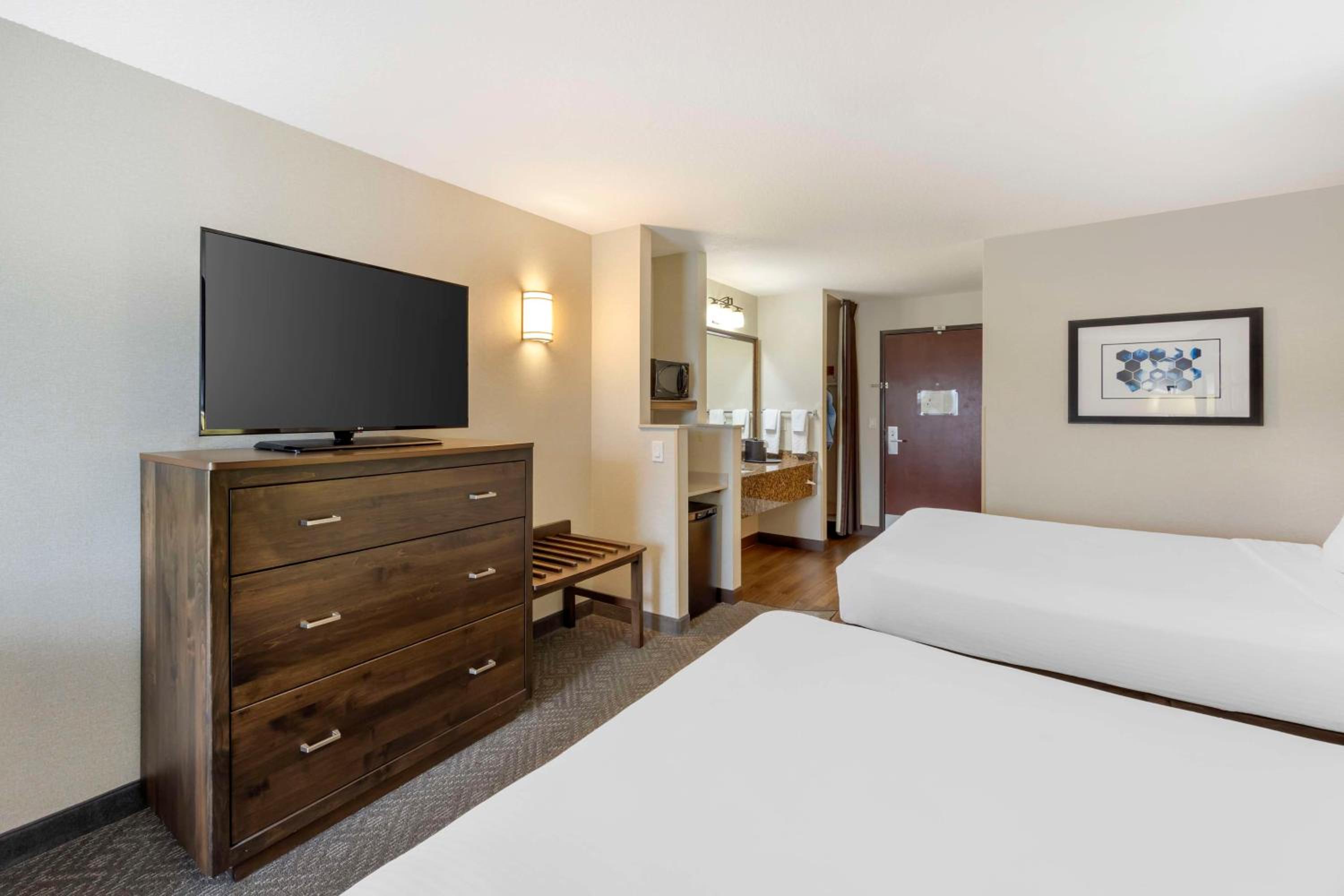 Queen Room with Two Queen Beds - Non-Smoking - Photo 4