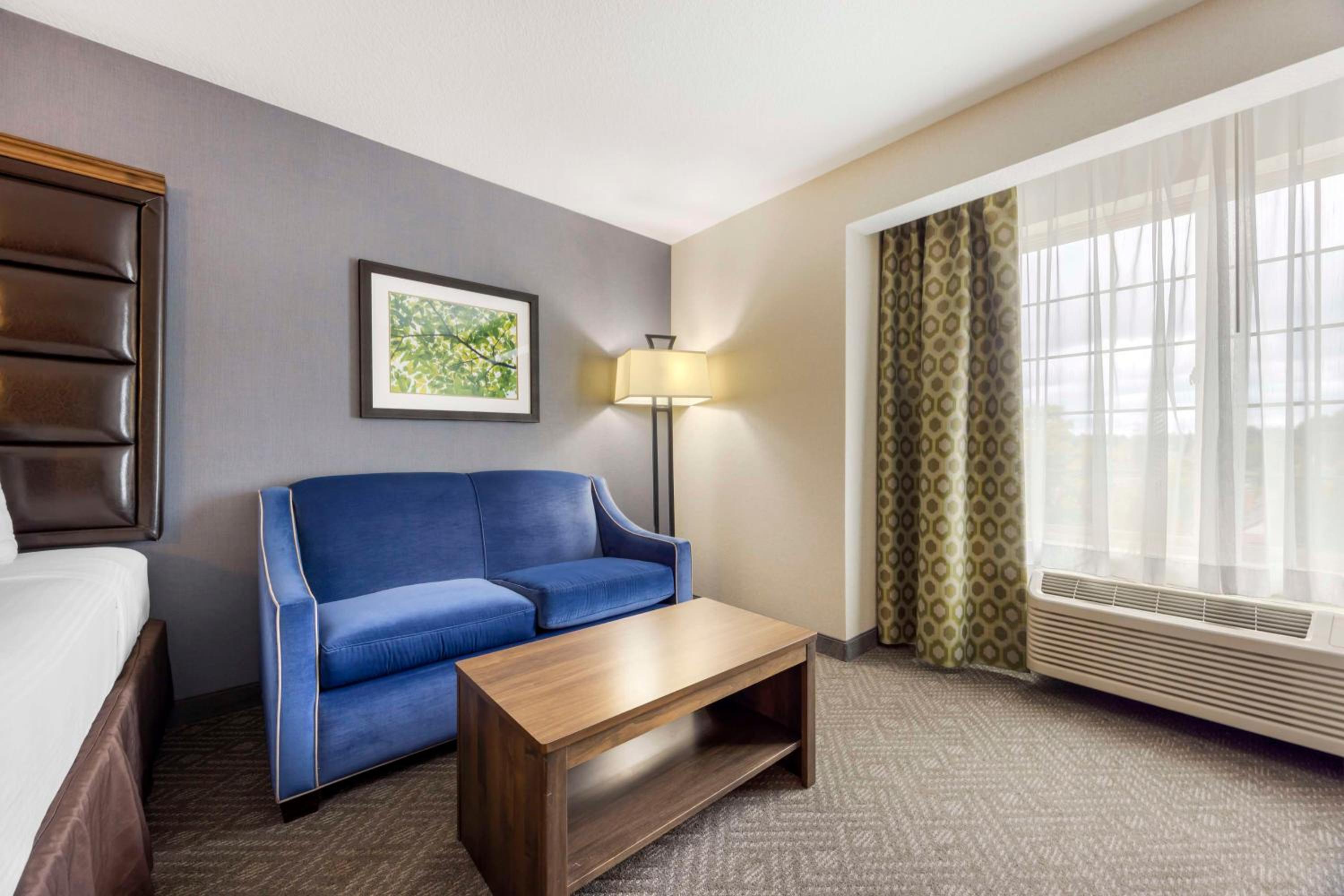 Queen Room with Two Queen Beds - Non-Smoking - Photo 2