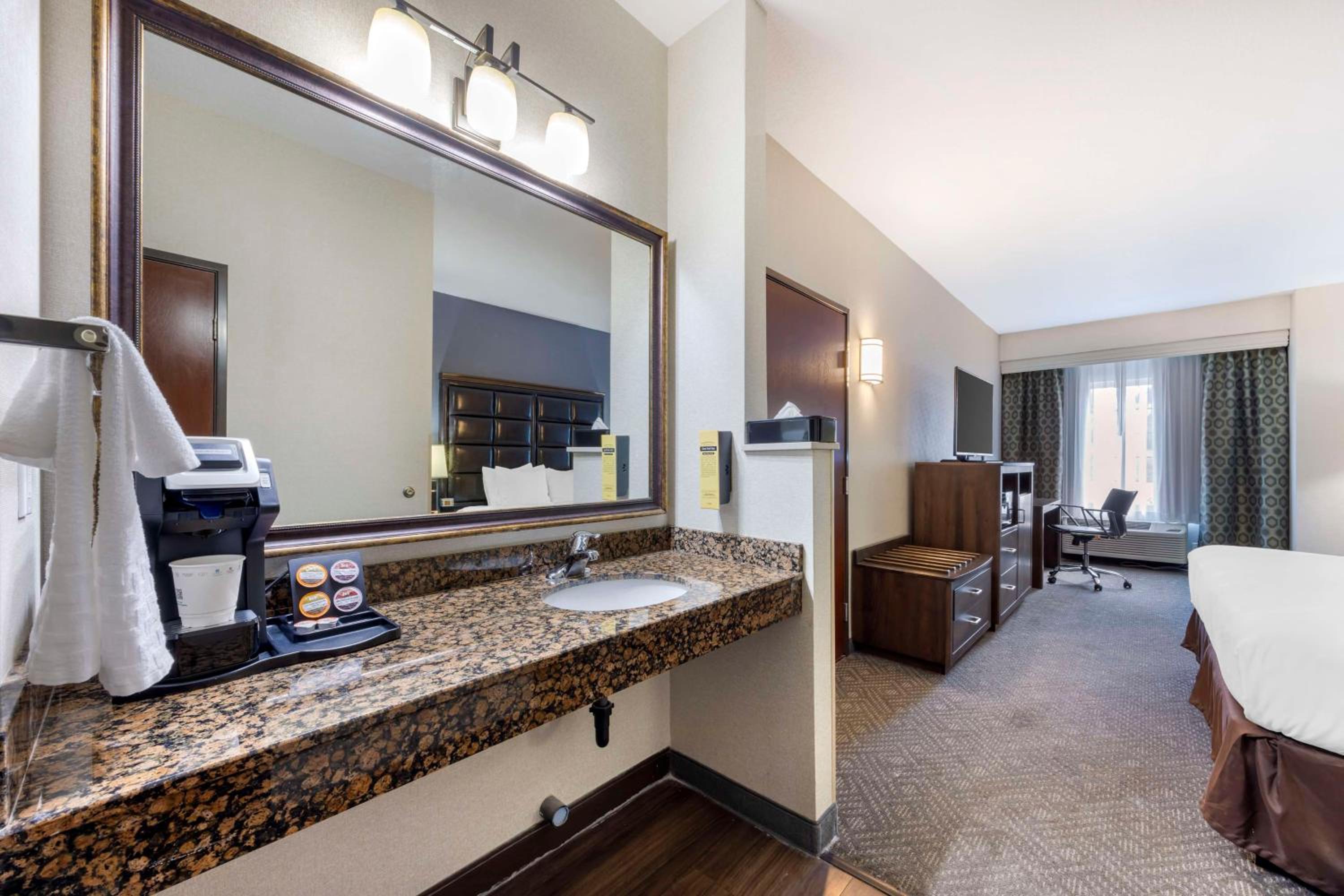 King Suite - Photo 7