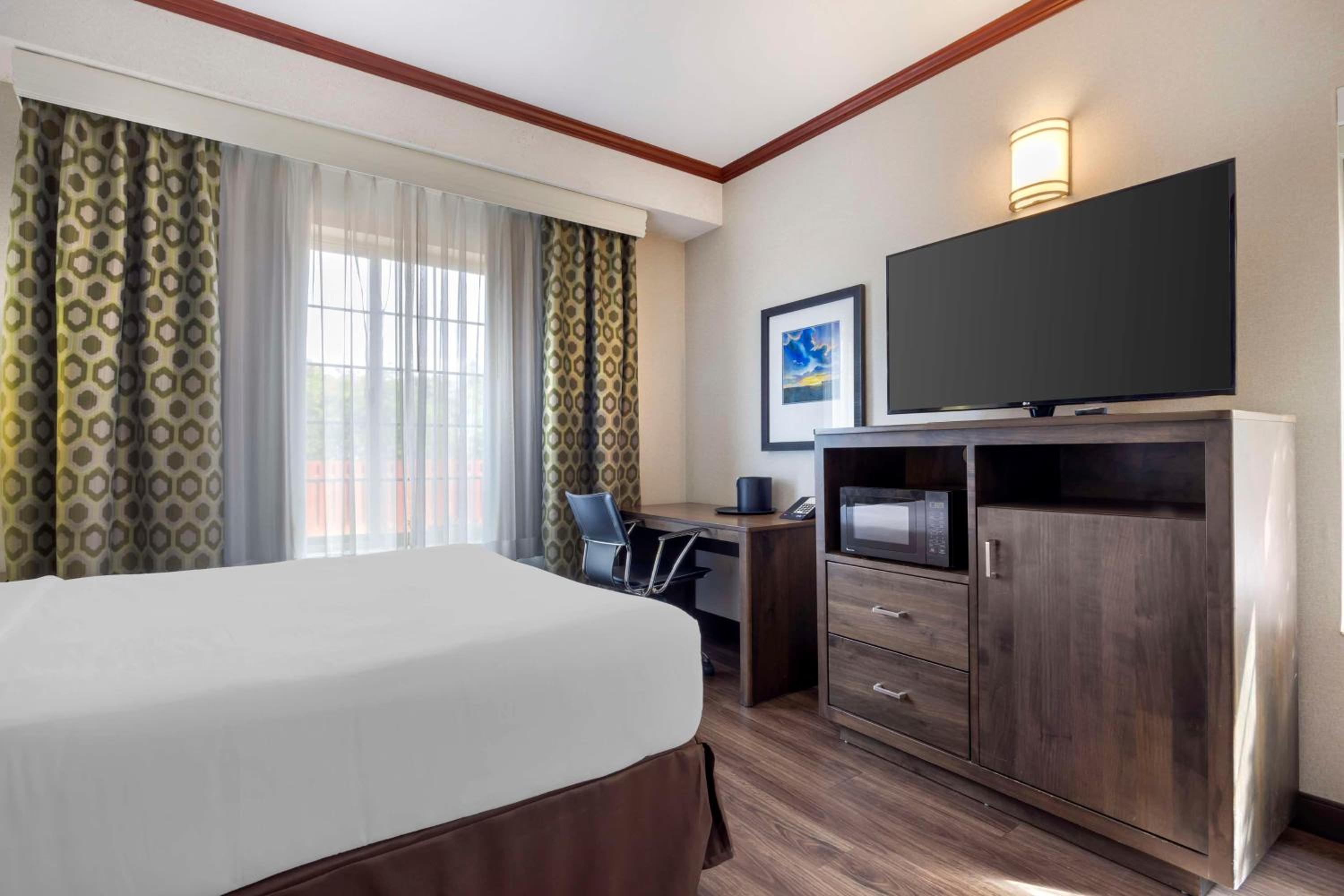 Queen Room with Spa Bath - Disability Access/Non-Smoking - Photo 1