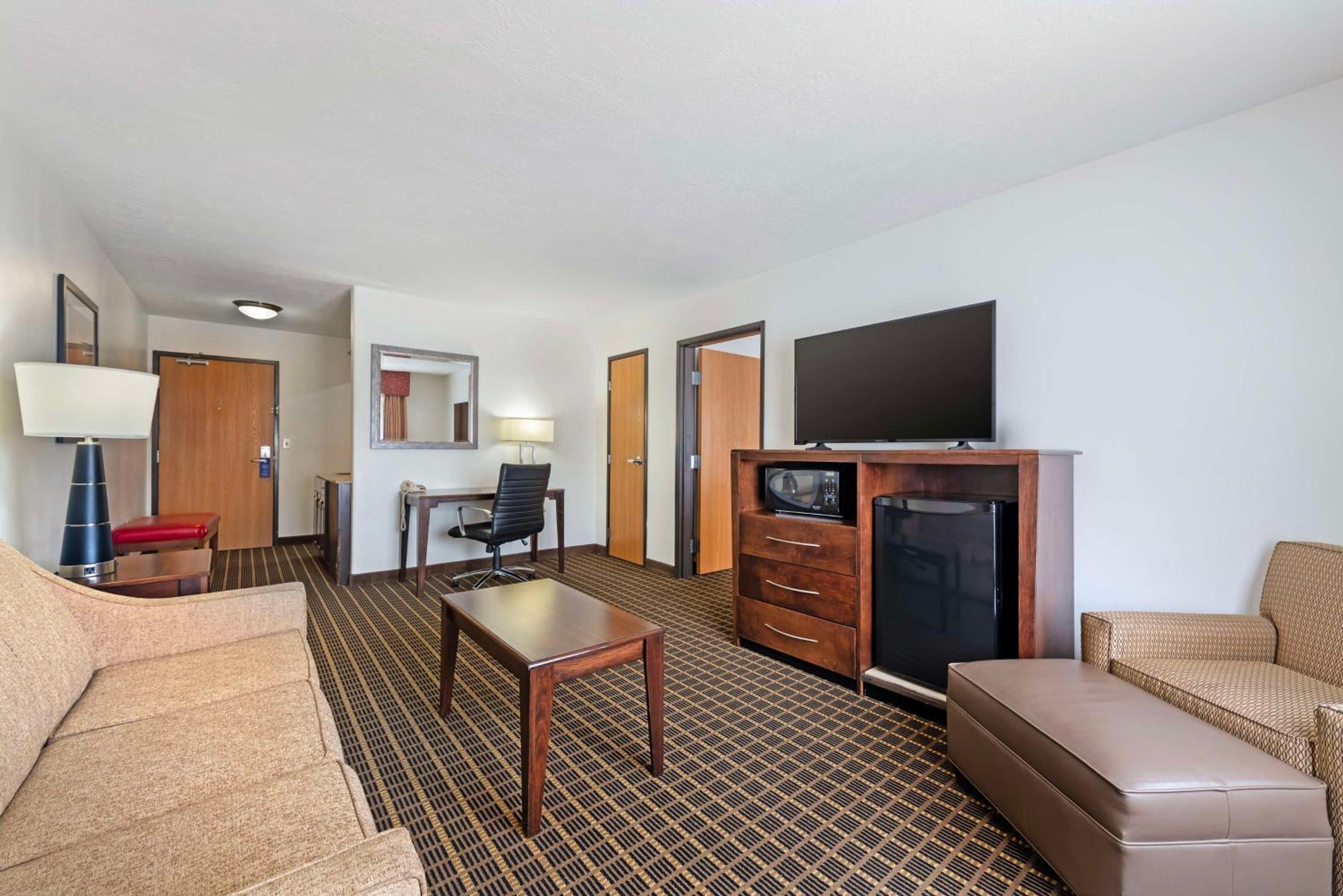 One-Bedroom Queen Suite with Sofa Bed - Non-Smoking photo 3