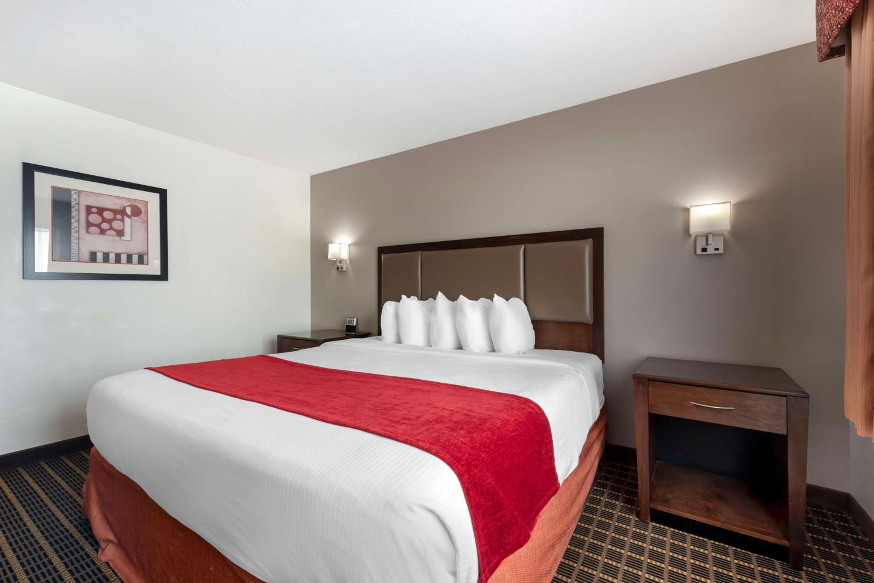 One-Bedroom King Suite with Sofa Bed and Wet Bar - Non-Smoking photo 2