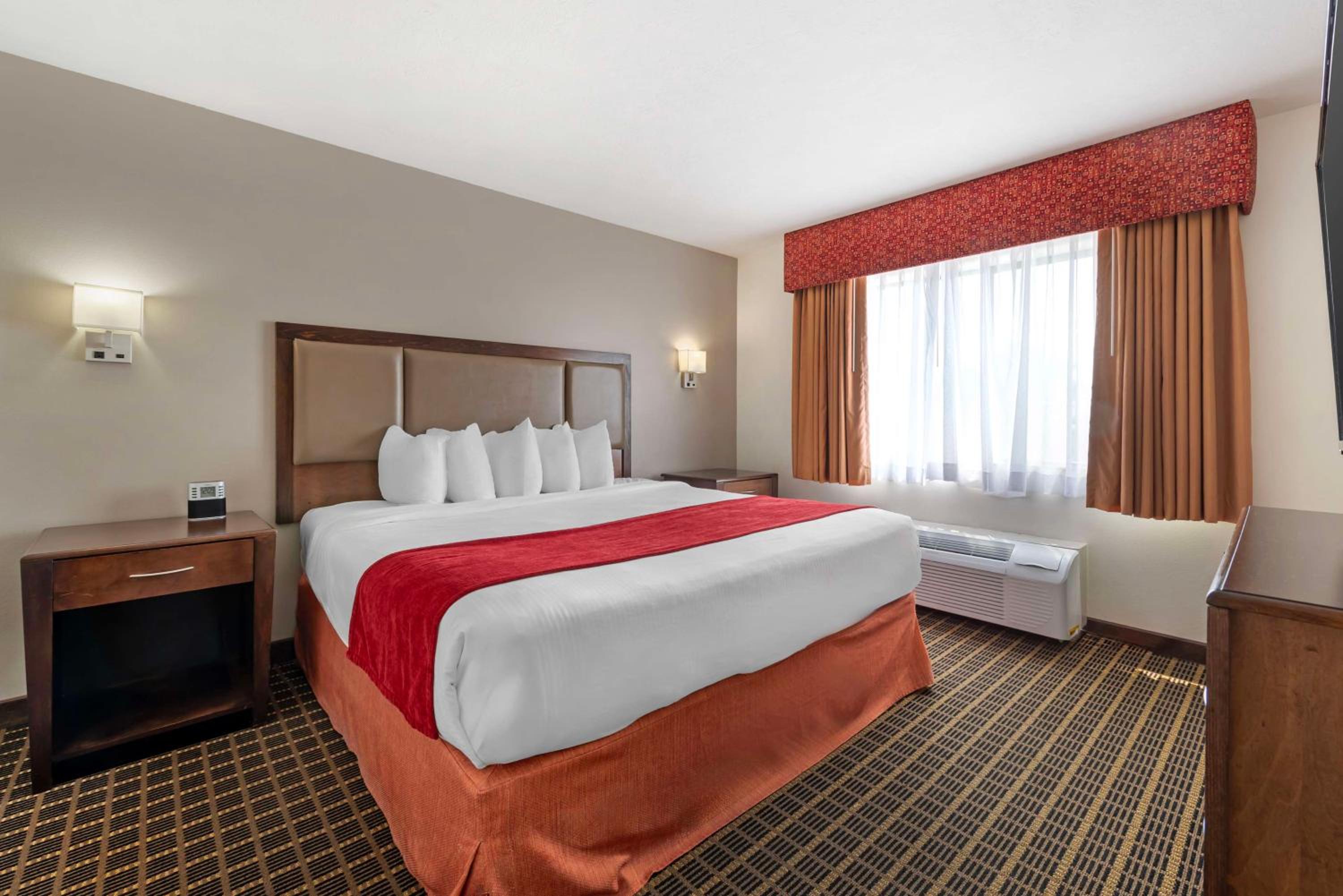 King Room with Whirlpool - Non-Smoking photo 1
