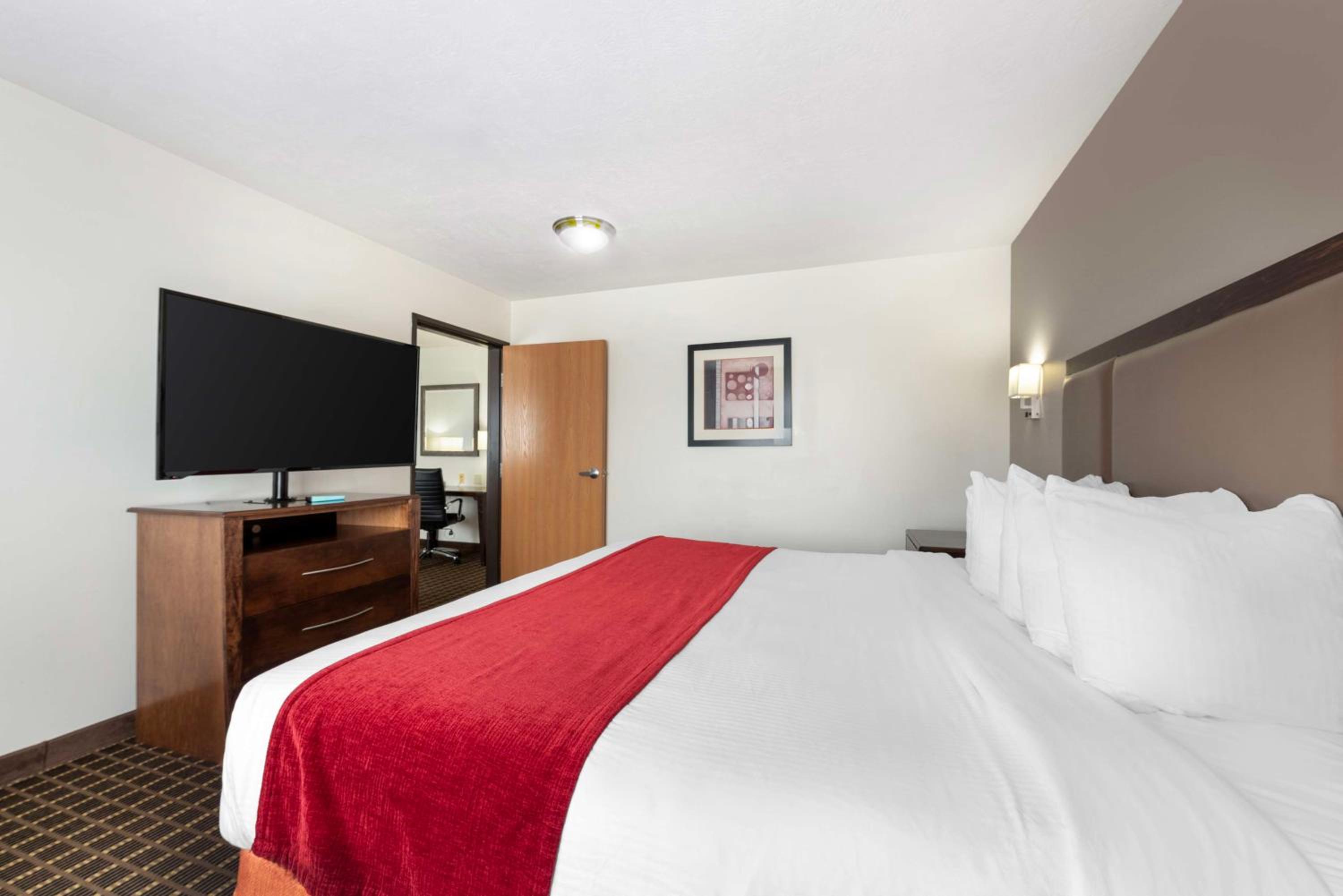 One-Bedroom Queen Suite with Sofa Bed - Non-Smoking photo 1