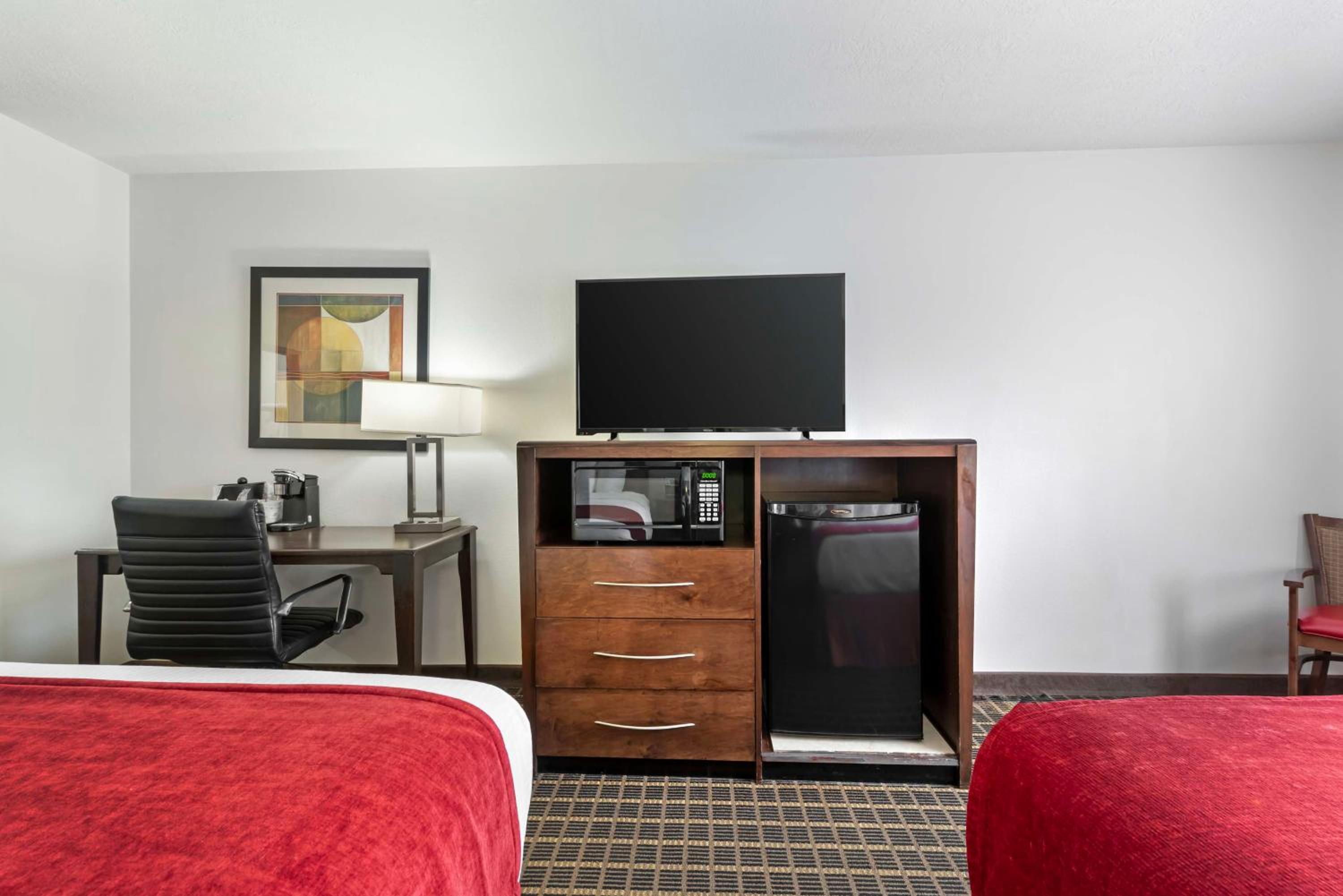 One-Bedroom Queen Suite with Sofa Bed - Non-Smoking photo 2