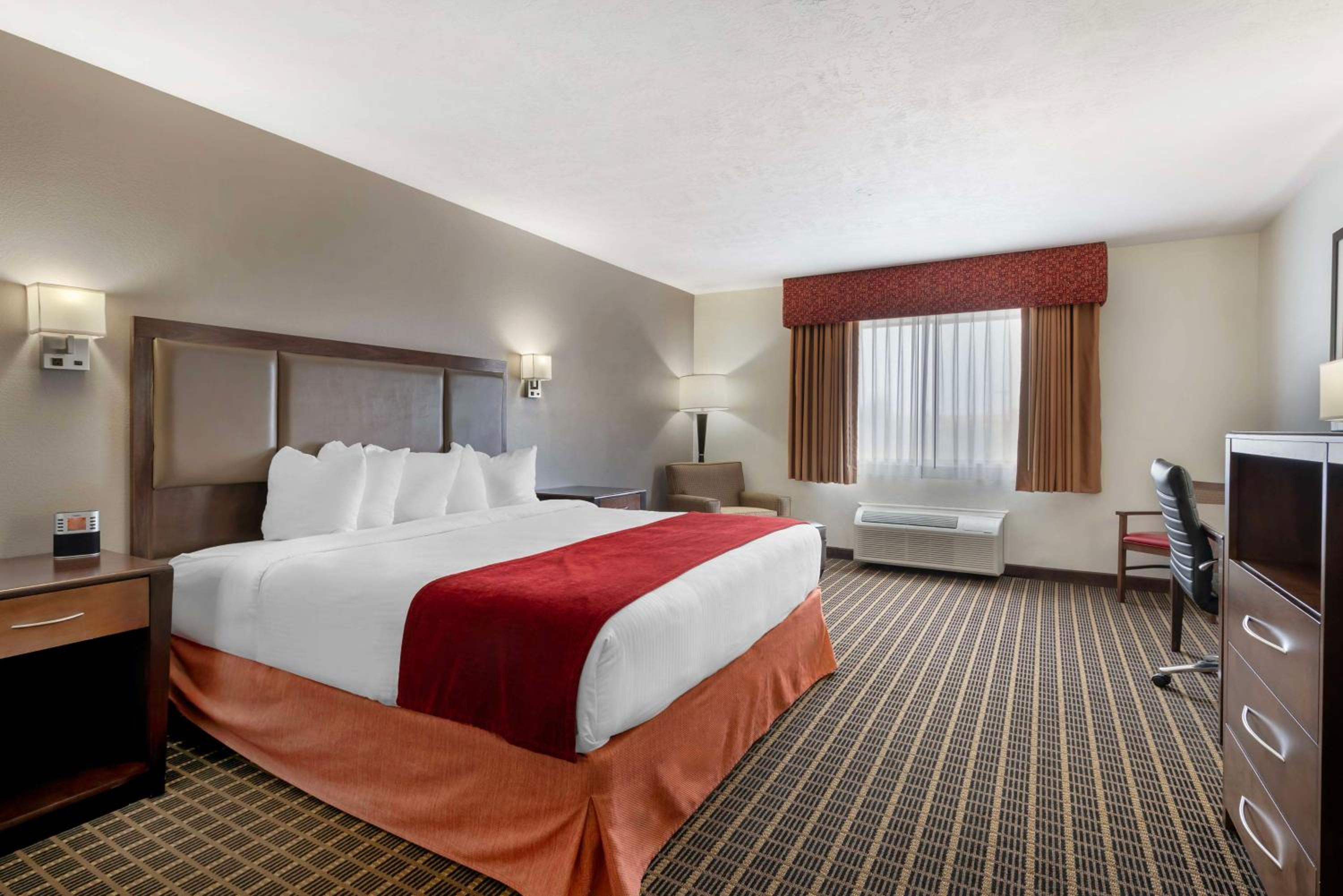 King Room with Whirlpool - Non-Smoking photo 3