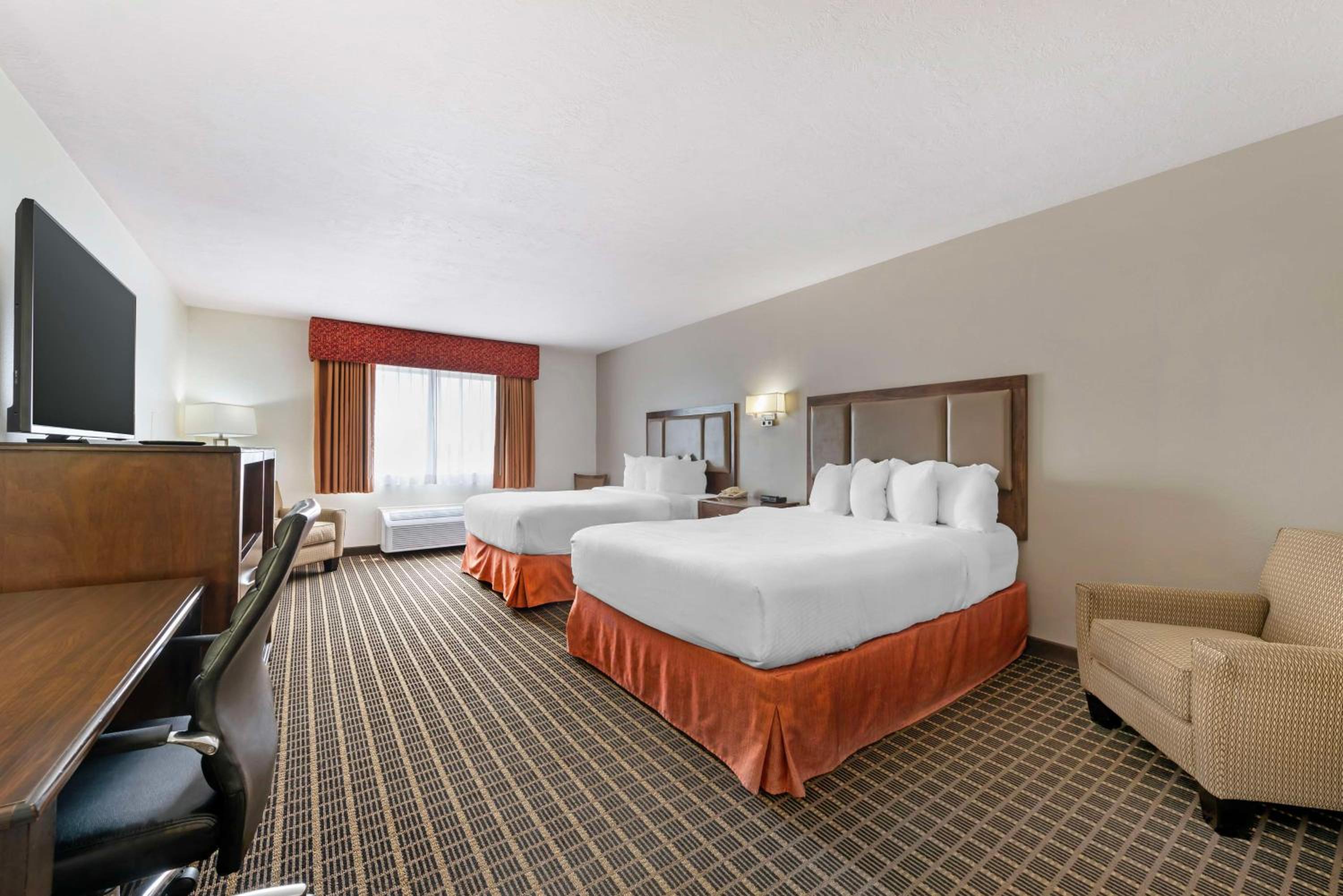 Queen Room with Two Queen Beds and Bath Tub - Disability Access/Non-Smoking  photo 2