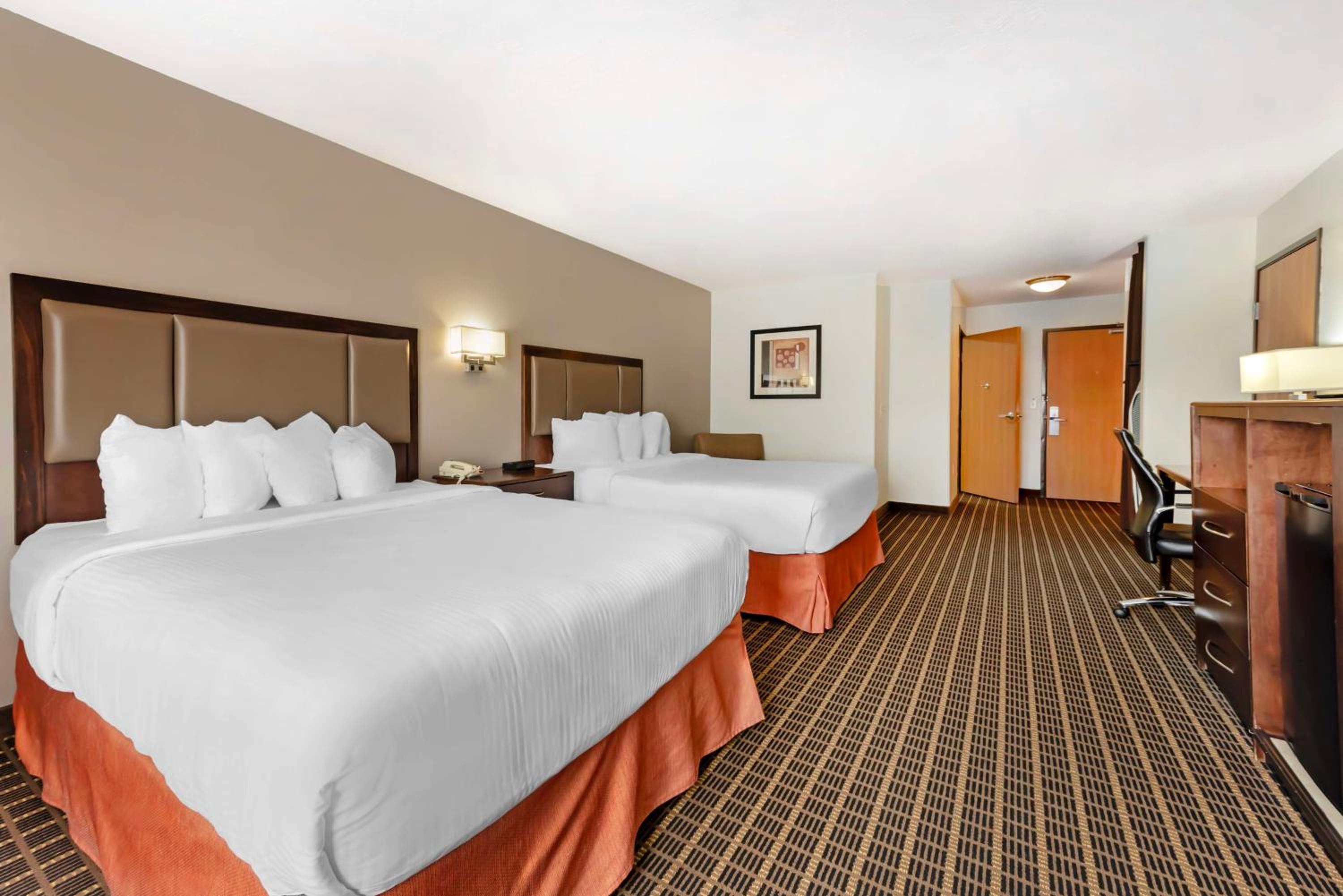Queen Room with Two Queen Beds and Bath Tub - Disability Access/Non-Smoking  photo 3