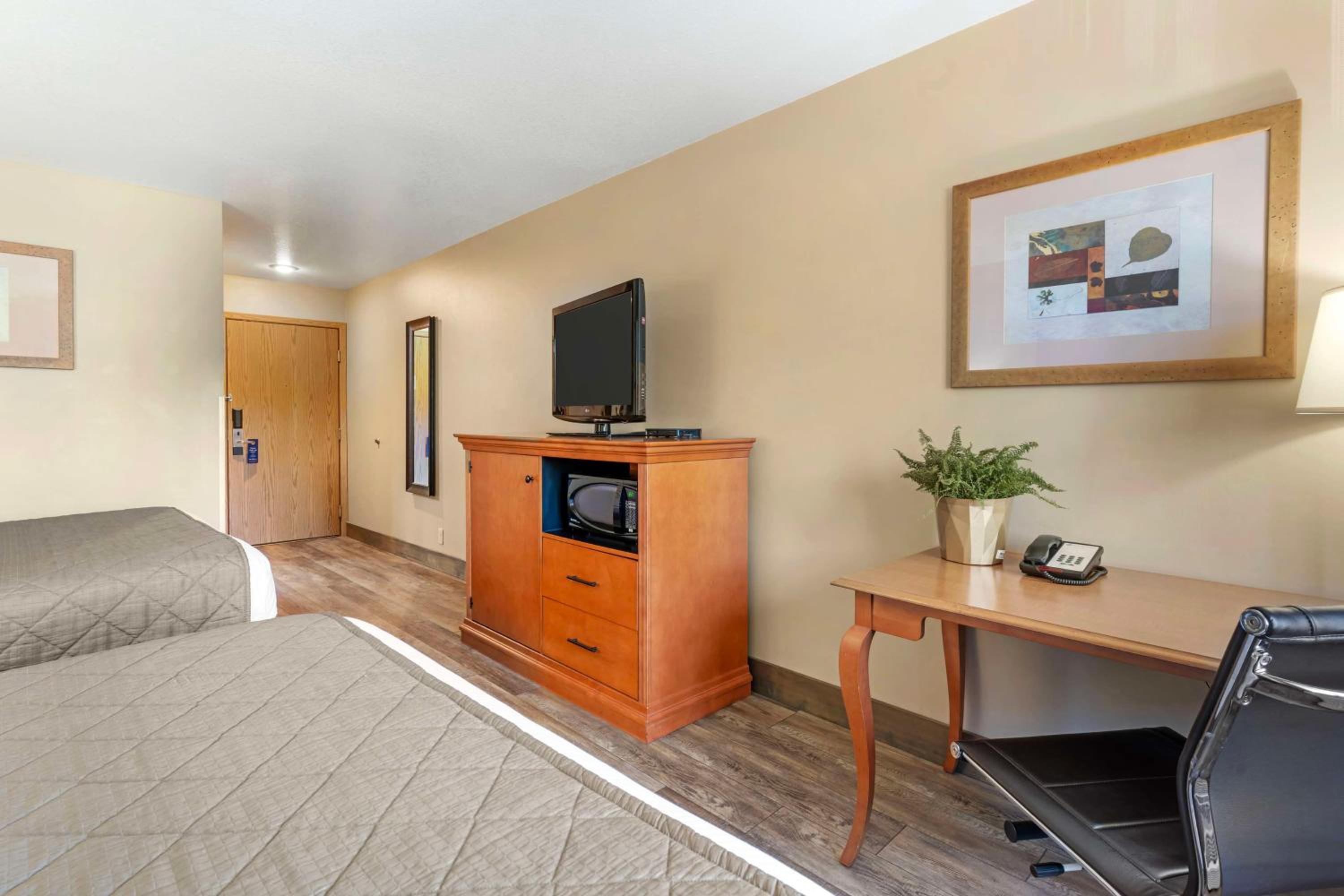 Queen Room with Two Queen Beds photo 2