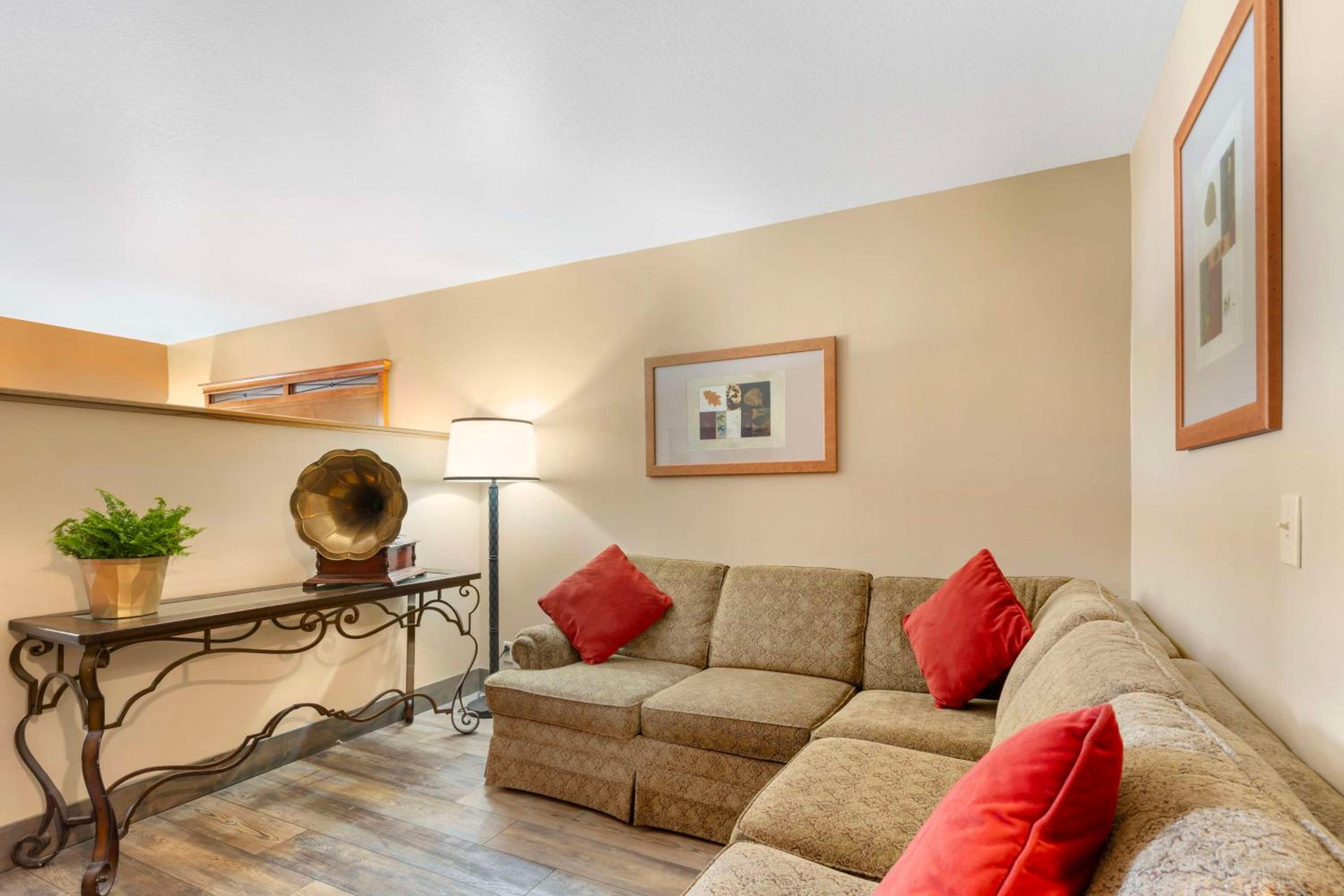 Queen Suite with Living Room photo 2