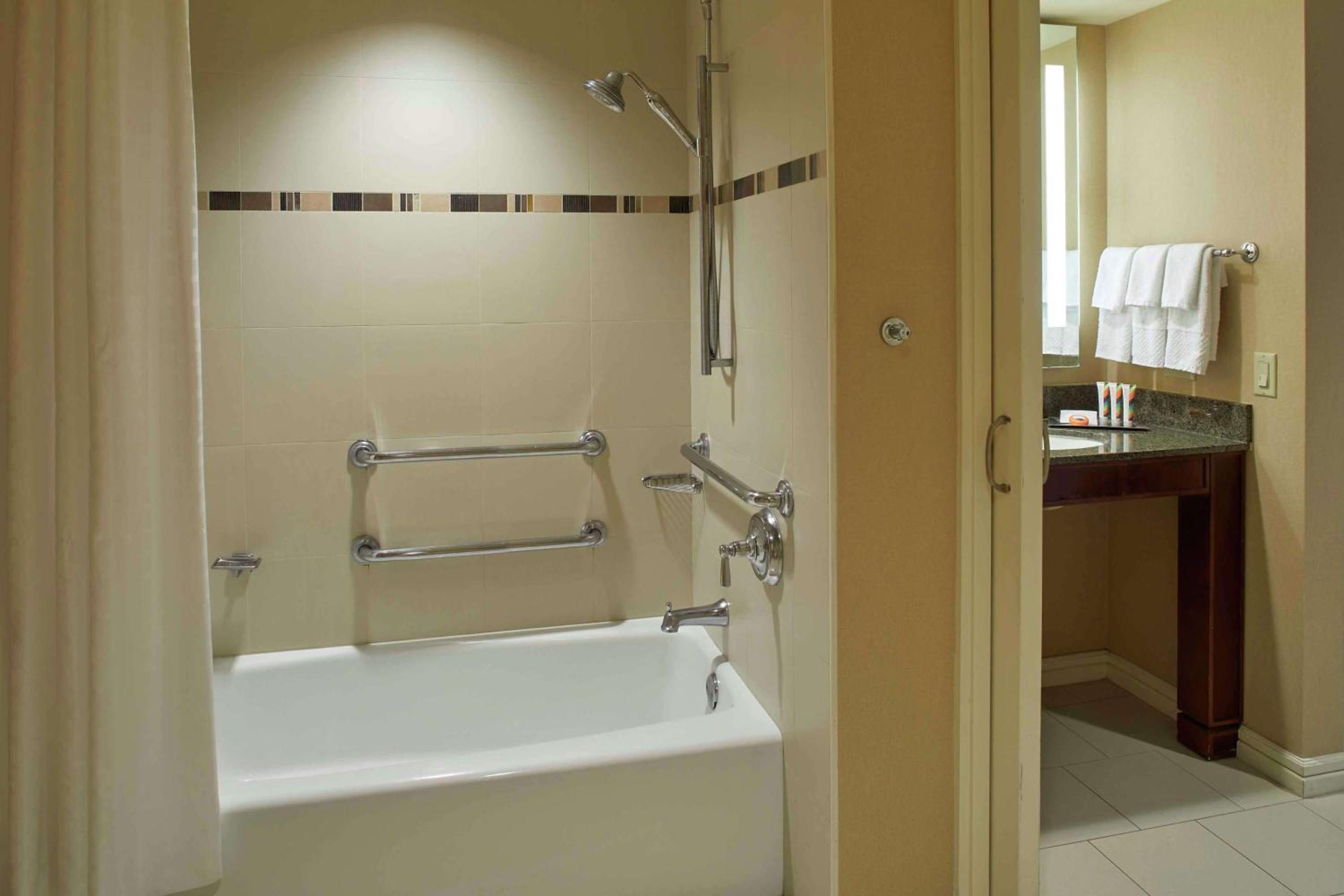 Rainbow Tower Ocean Front Two Double Beds - Mobility Accessible Tub