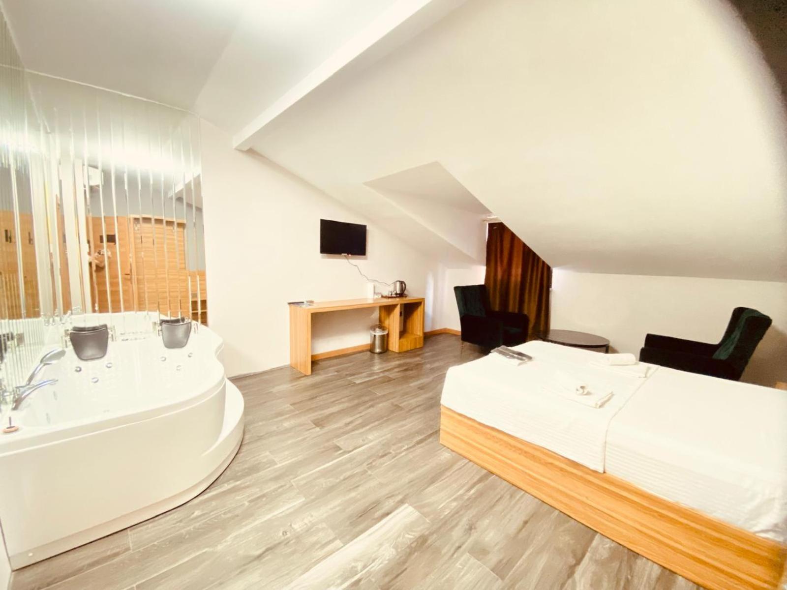 Deluxe Suite with Spa Bath - Photo 1
