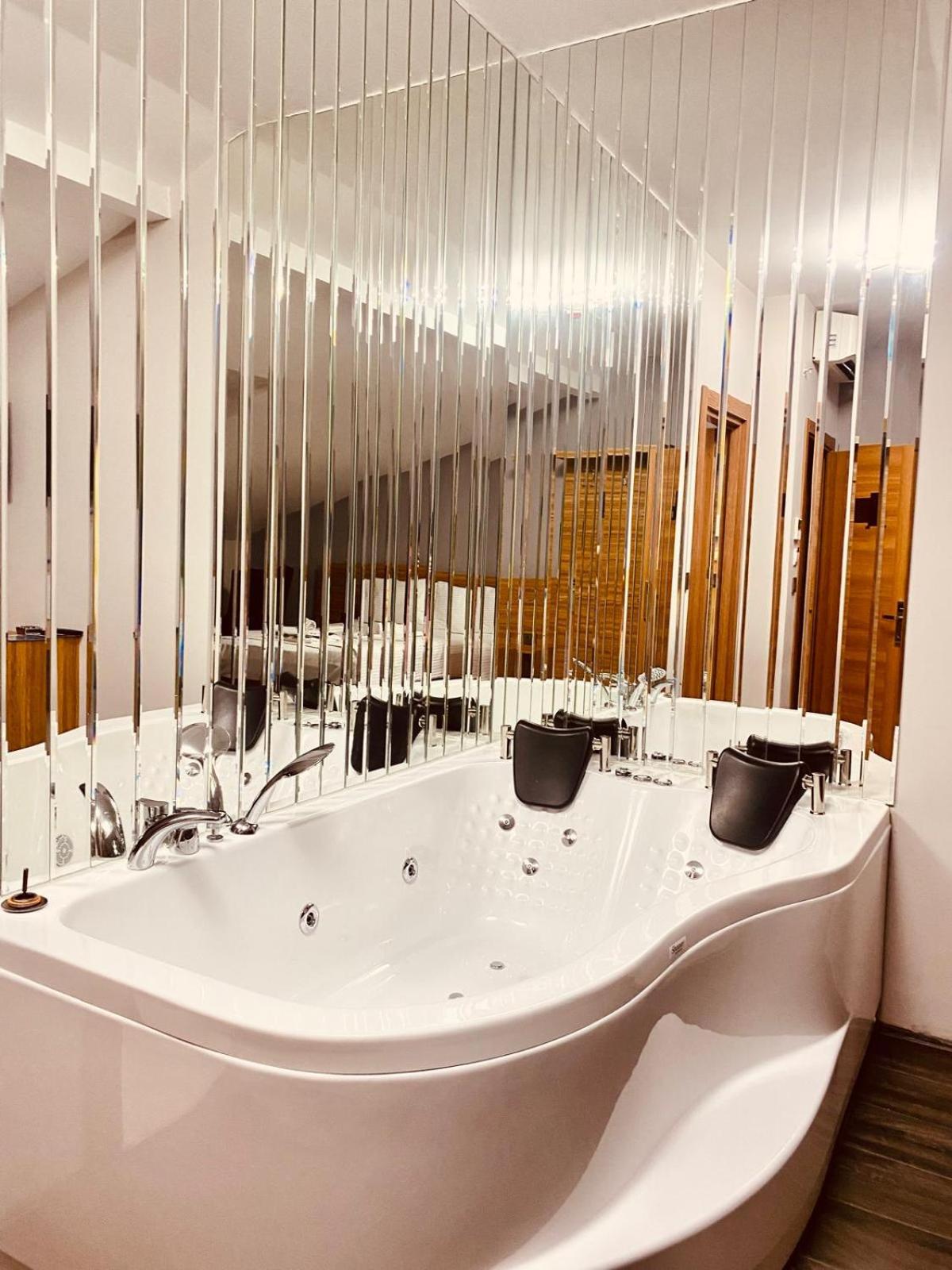 Deluxe Suite with Spa Bath - Photo 4